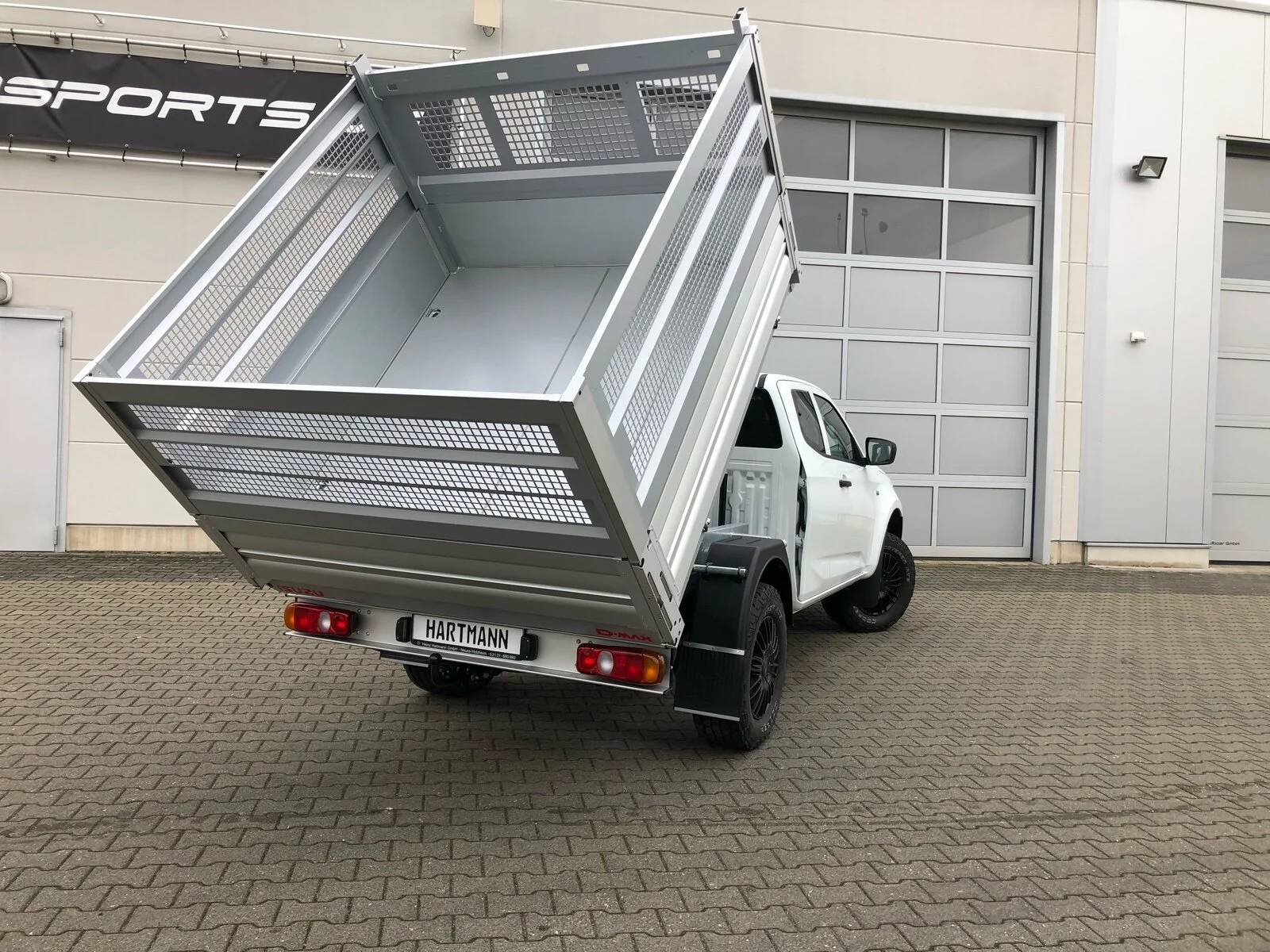 Isuzu D-Max mit Aluminium-Dreiseitenkipper, Abnehmbare Laubgitter, Zusatzluftfederung Hinterachse, Auflastung auf 3.500 kg, Verstärkte Alufelgen, Cooper Discoverer AT3 All-Terrain Bereifung