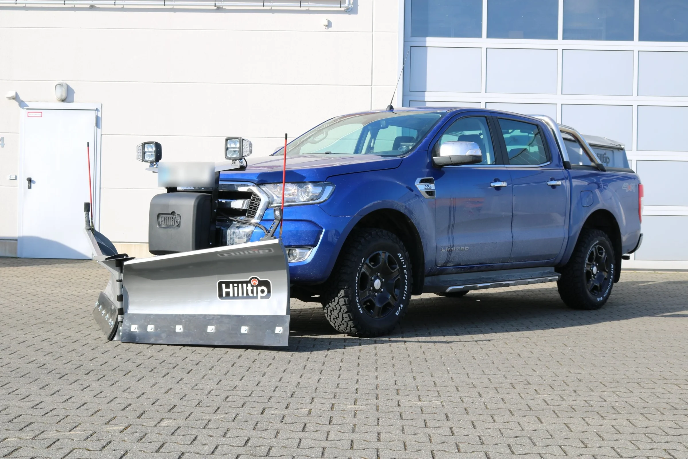 Ford Ranger mit Hilltip SnowStriker V-Schneepflug, Hilltip IceStriker Streuer, Quick Hitch Anbausystem, Lichtträger mit LED-Arbeitsscheinwerfern, Hilltip Bedieneinheit mit Joystick