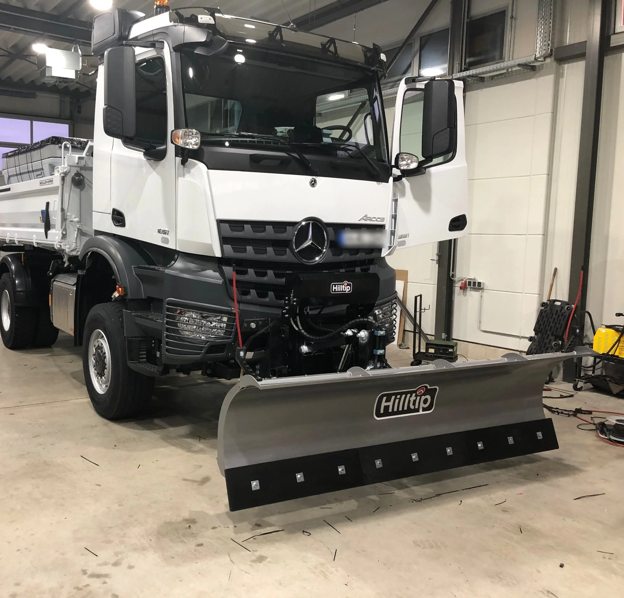 Mercedes-Benz Arocs mit Hilltip SnowStriker Lkw-Schneepflug, Hilltip IceStriker Lkw-Streuer, Hilltip Bedieneinheit mit Joystick