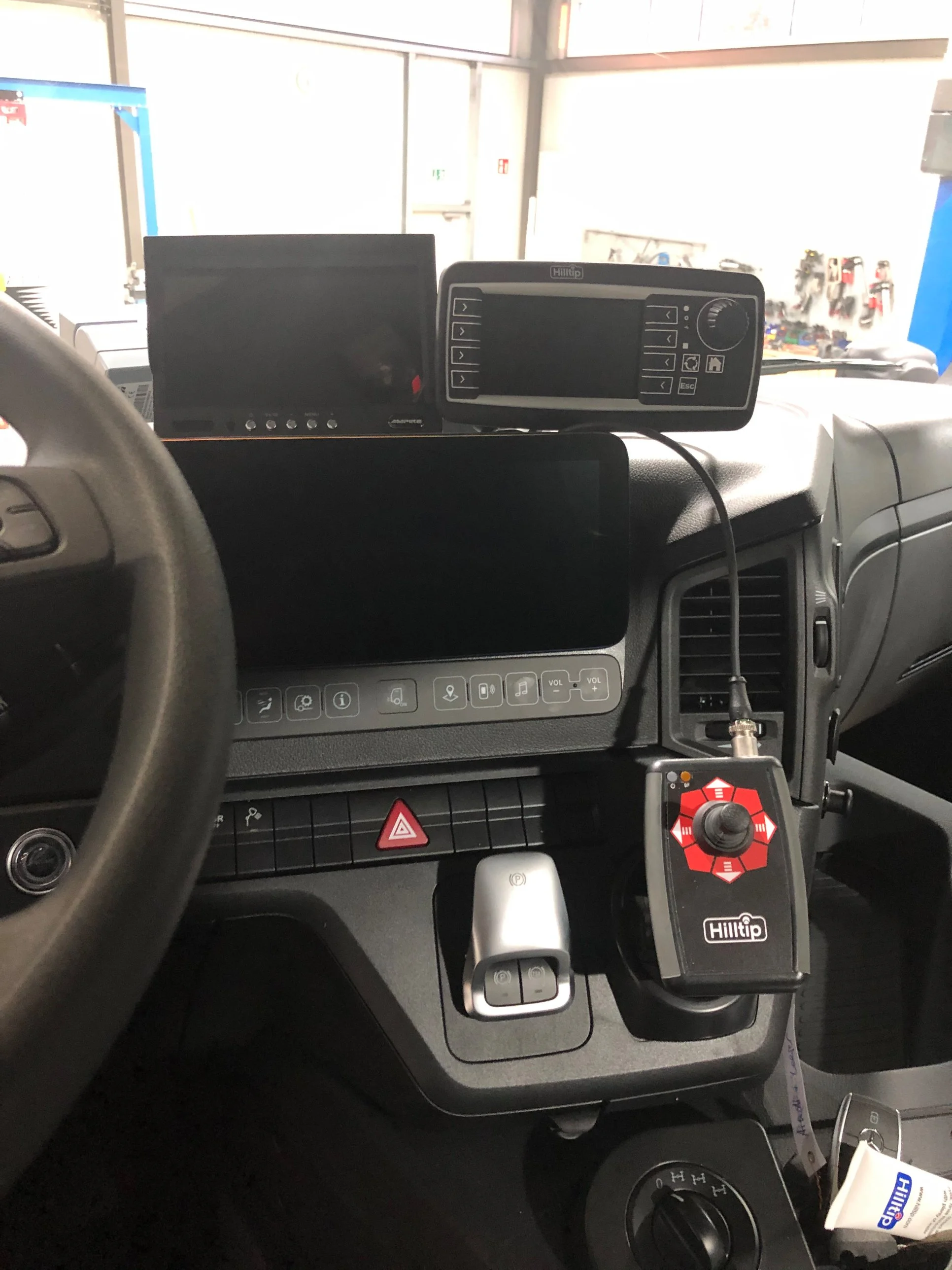 Mercedes-Benz Arocs mit Hilltip SnowStriker Lkw-Schneepflug, Hilltip IceStriker Lkw-Streuer, Hilltip Bedieneinheit mit Joystick