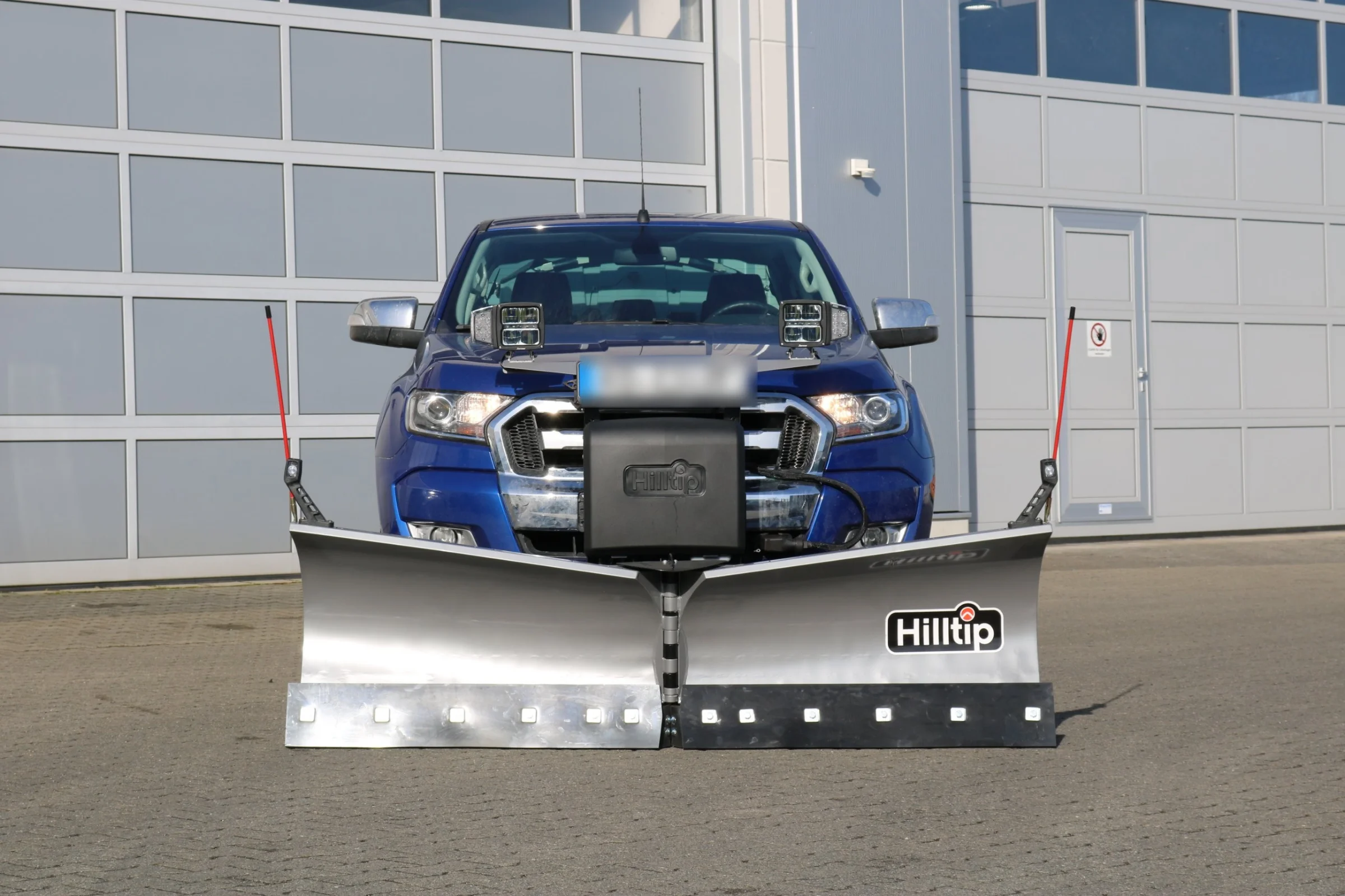 Ford Ranger mit Hilltip SnowStriker V-Schneepflug, Hilltip IceStriker Streuer, Quick Hitch Anbausystem, Lichtträger mit LED-Arbeitsscheinwerfern, Hilltip Bedieneinheit mit Joystick
