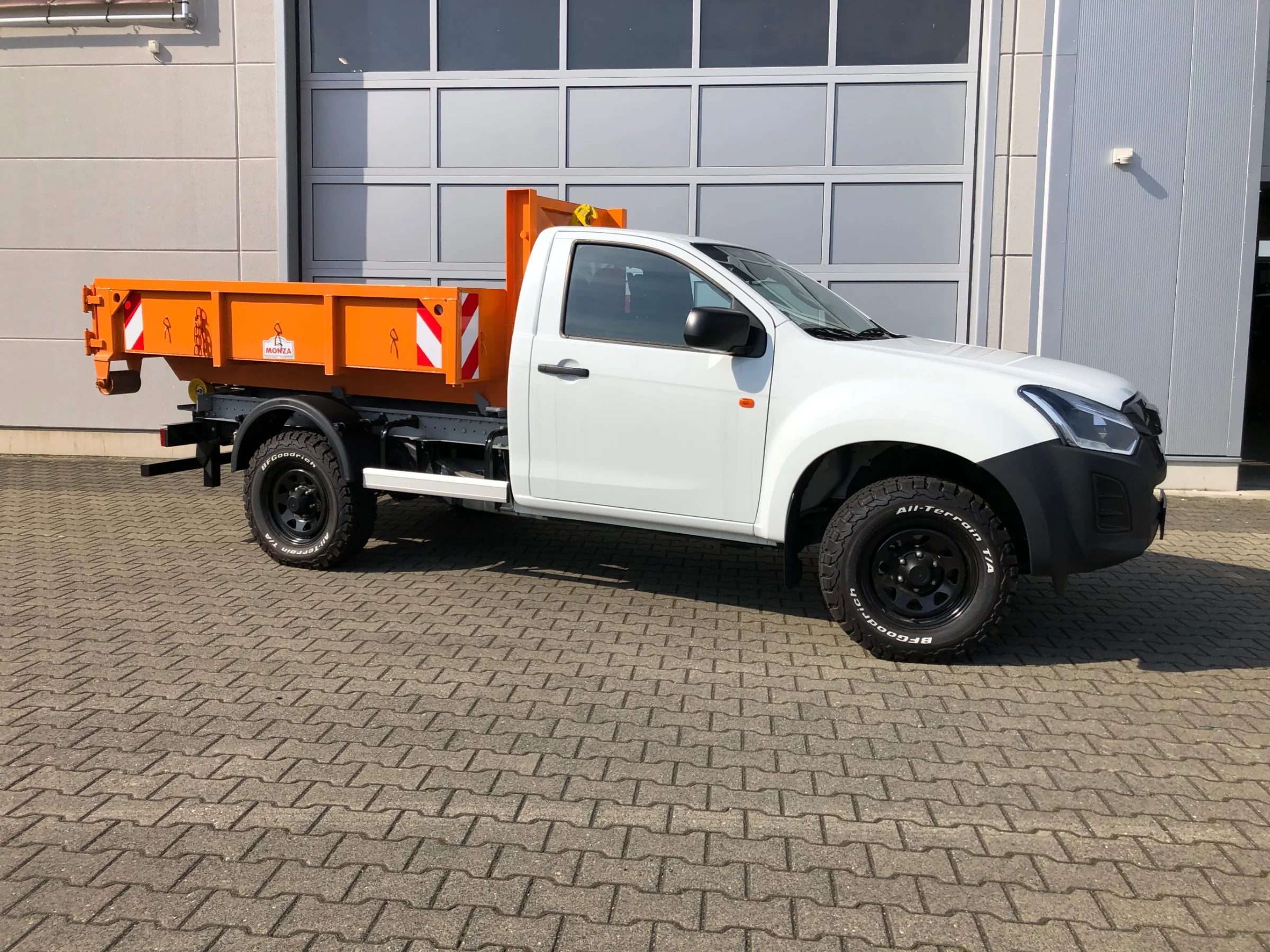 Isuzu D-Max mit Abrollkipper-Aufbau (Hakenlift), Abrollcontainer, BFGoodrich All-Terrain Bereifung, LED-Arbeitsscheinwerfer