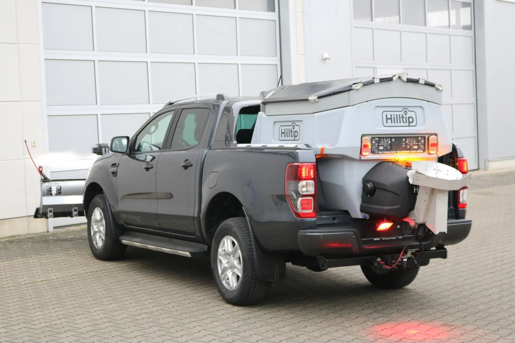 Ford Ranger mit Hilltip SnowStriker Schneepflug, Hilltip IceStriker Streuer, Quick Hitch Anbausystem, Lichtträger mit LED-Arbeitsscheinwerfern