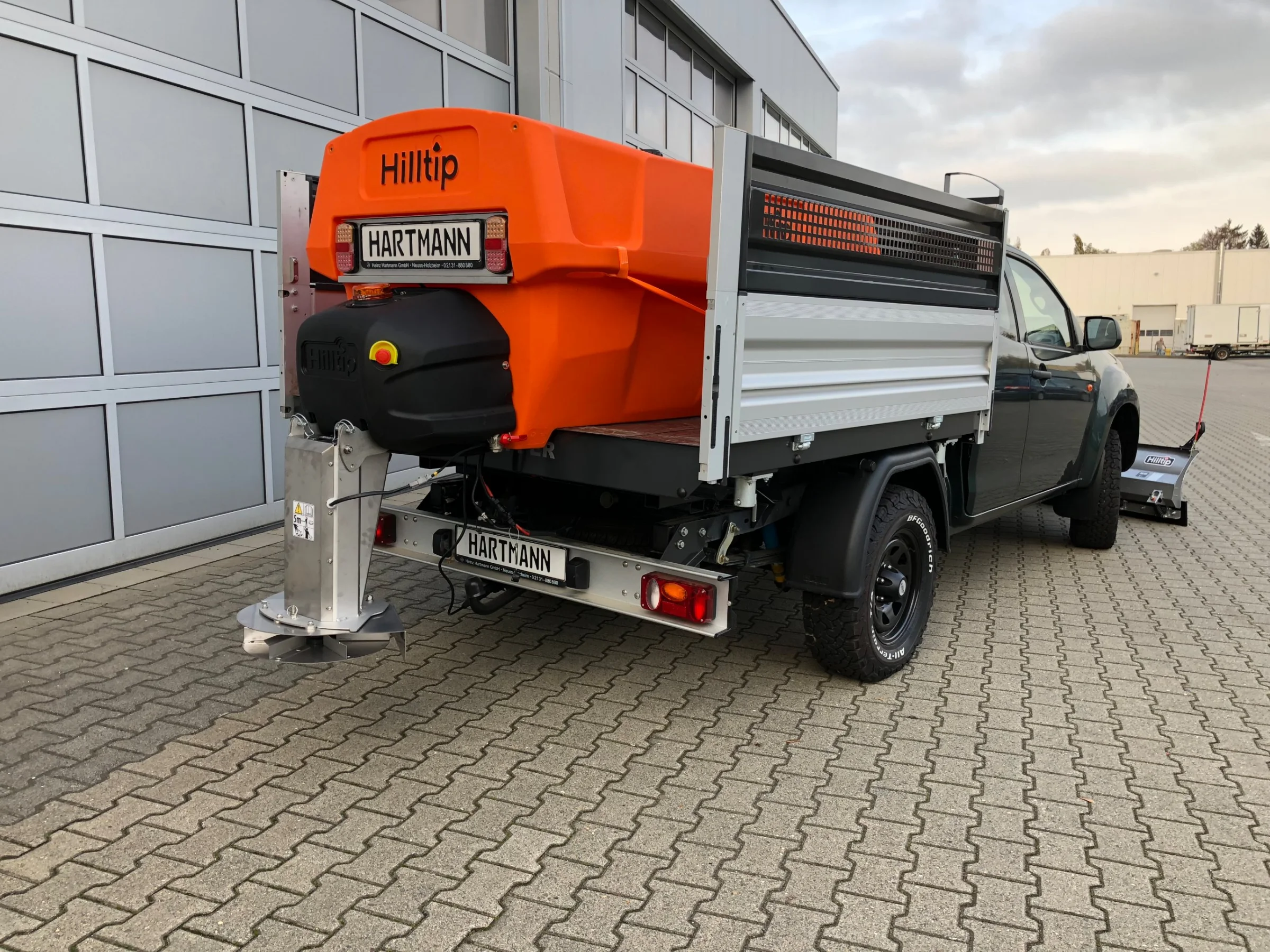 Isuzu D-Max mit Kipperaufbau, Hilltip SnowStriker Schneepflug, Hilltip IceStriker 550 Streuer, Quick Hitch Anbausystem, Lichtträger mit LED-Arbeitsscheinwerfern, Hilltip Bedieneinheit mit Joystick, BFGoodrich All-Terrain Bereifung
