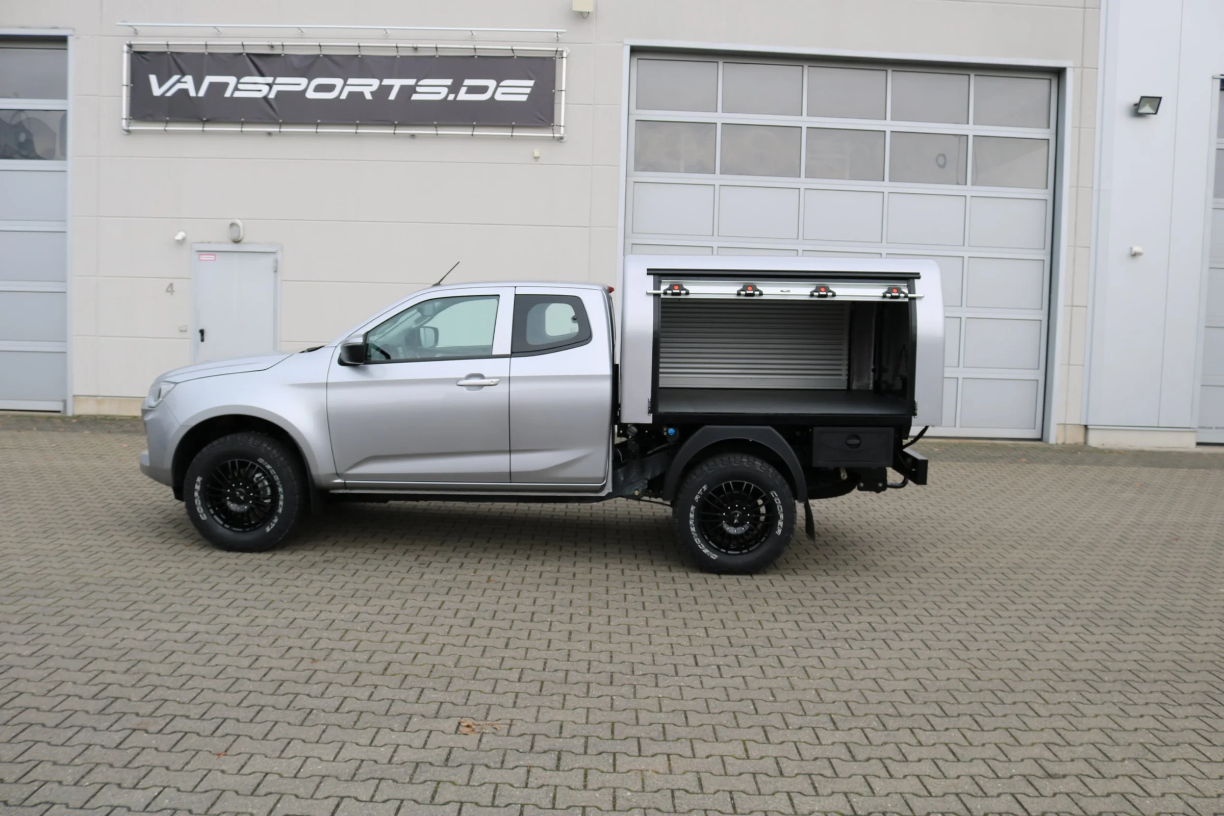 Isuzu D-Max mit Gentili Service-Kofferaufbau, Zusatzluftfederung Hinterachse, Auflastung auf 3.500 kg, Rückfahrkamera, Vorbereitung für Bott Fahrzeugeinrichtung
