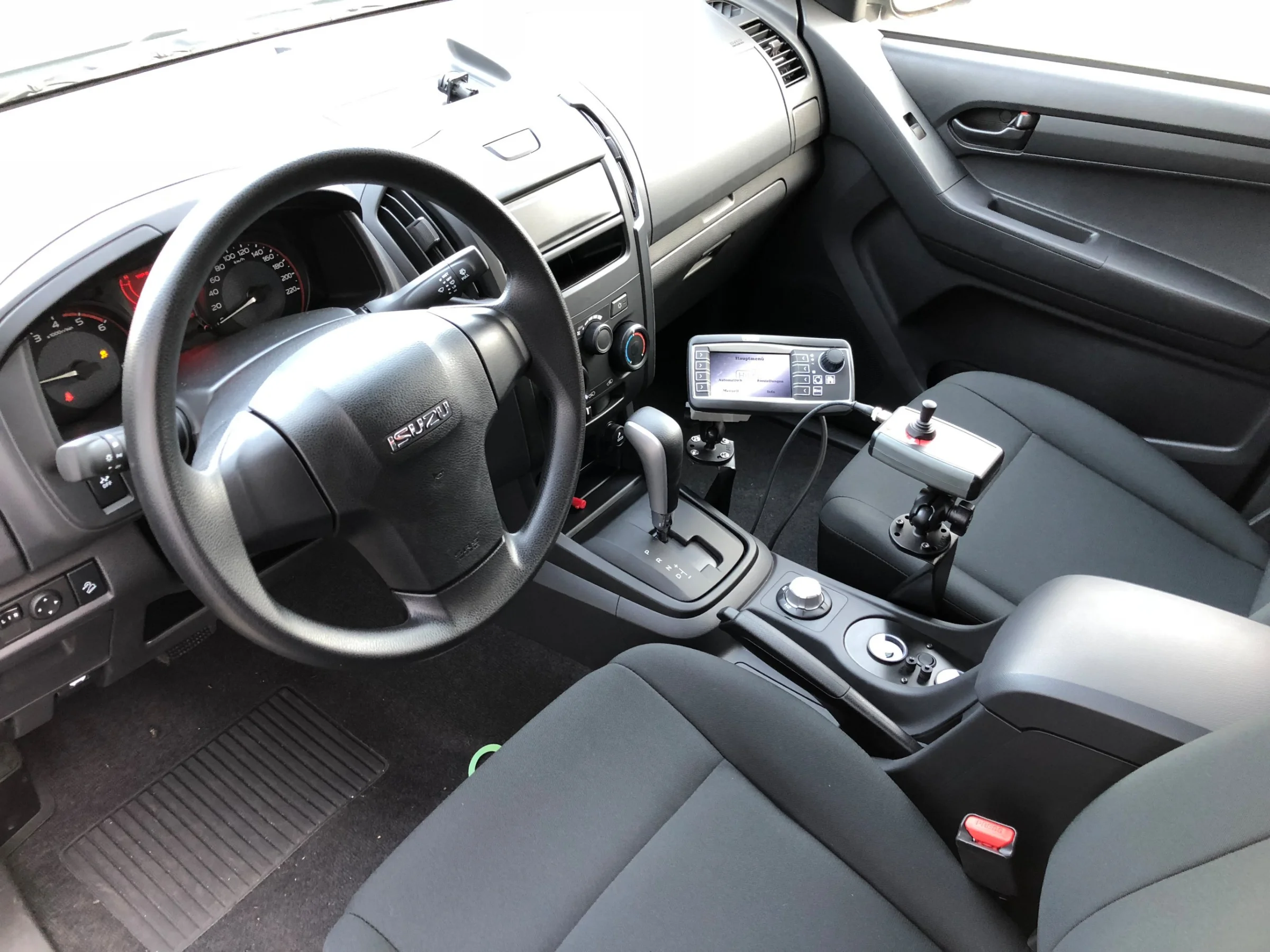 Isuzu D-Max mit Kipperaufbau, Hilltip SnowStriker Schneepflug, Hilltip IceStriker 550 Streuer, Quick Hitch Anbausystem, Lichtträger mit LED-Arbeitsscheinwerfern, Hilltip Bedieneinheit mit Joystick, BFGoodrich All-Terrain Bereifung