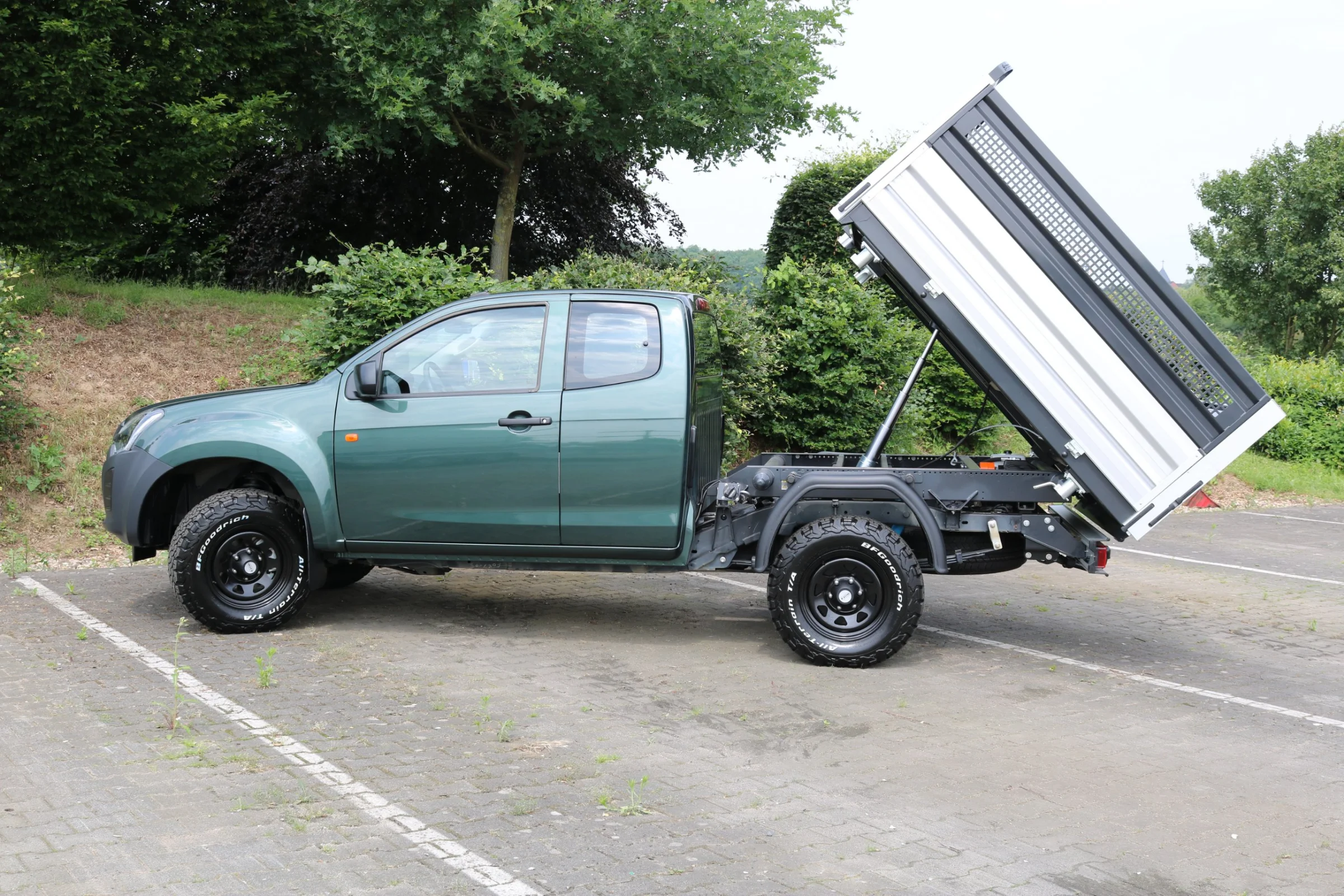 Isuzu D-Max mit Henschel Dreiseitenkipper, Gitteraufsatz für Grünschnitt, Kabinenschutzgitter, Goldschmitt Zusatzluftfederung, Bilstein Stoßdämpfer, DOTZ Stahlfelgen, BFGoodrich All-Terrain T/A KO2 Bereifung, Hilltip SnowStriker Schneepflug, Hilltip IceStriker Streuer, Quick Hitch Anbausystem, Lichtträger mit LED-Arbeitsscheinwerfern