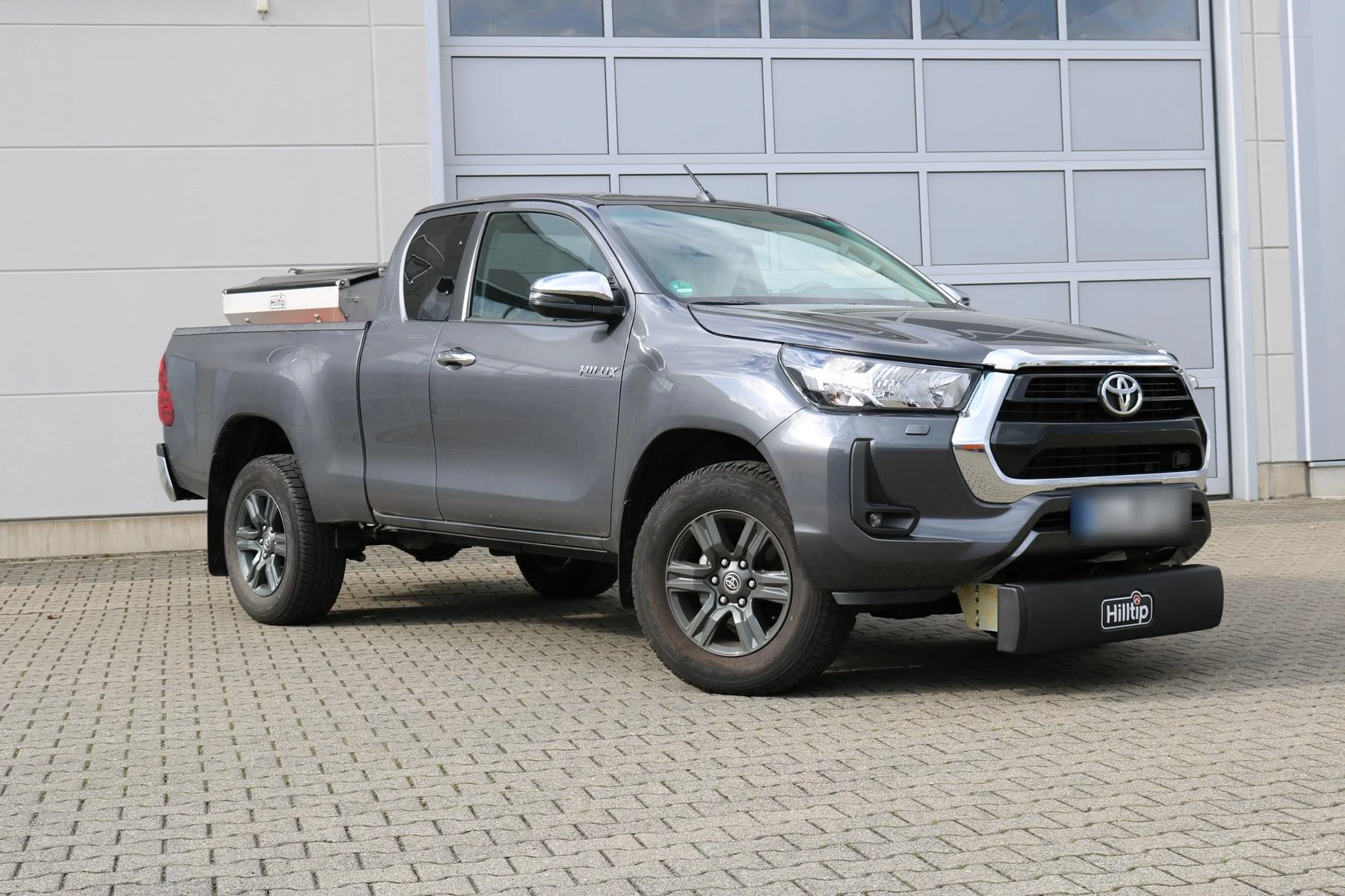 Toyota Hilux mit Hilltip SnowStriker V-Schneepflug, Hilltip IceStriker Streuer (Edelstahl), Quick Hitch Anbausystem, Lichtträger mit LED-Arbeitsscheinwerfern, Schutzabdeckung für die Anbauplatte
