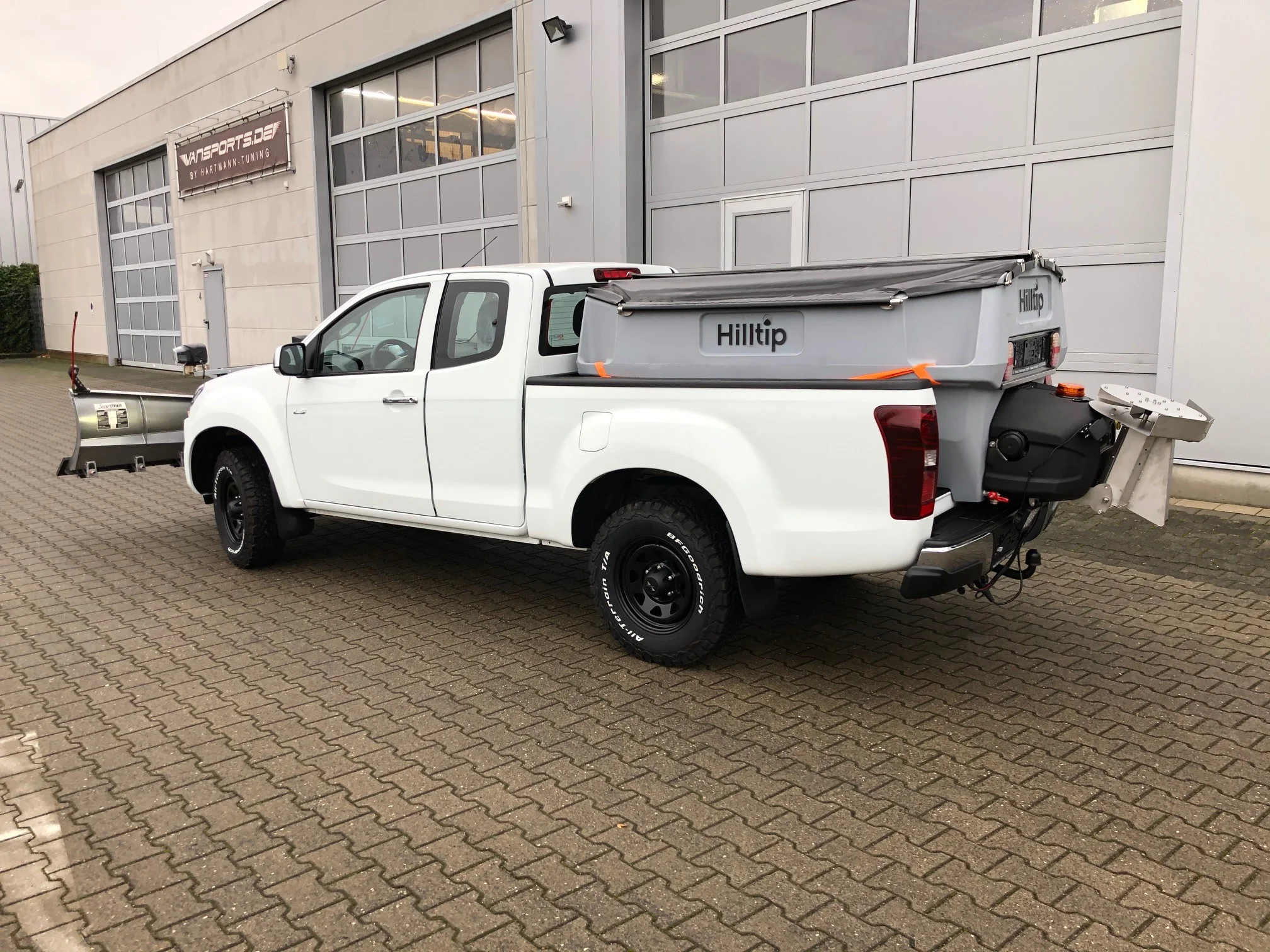 Isuzu D-Max mit Hilltip SnowStriker V-Schneepflug, Hilltip IceStriker Streuer, Quick Hitch Anbausystem, Lichtträger mit LED-Arbeitsscheinwerfern, Hilltip Bedieneinheit mit Joystick, Goldschmitt Zusatzluftfederung, Bilstein Stoßdämpfer, Verstärkte Federn Vorderachse, BFGoodrich All-Terrain T/A KO2 Bereifung