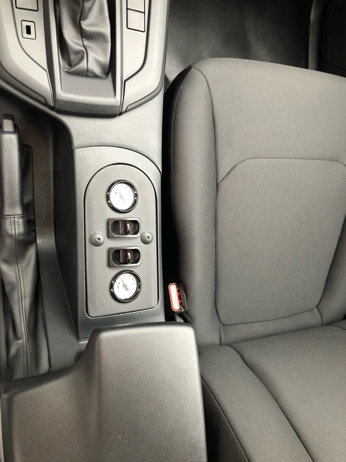 Isuzu D-Max mit Aluminium-Dreiseitenkipper, Abnehmbare Laubgitter, Zusatzluftfederung Hinterachse, Auflastung auf 3.500 kg, Verstärkte Alufelgen, Cooper Discoverer AT3 All-Terrain Bereifung