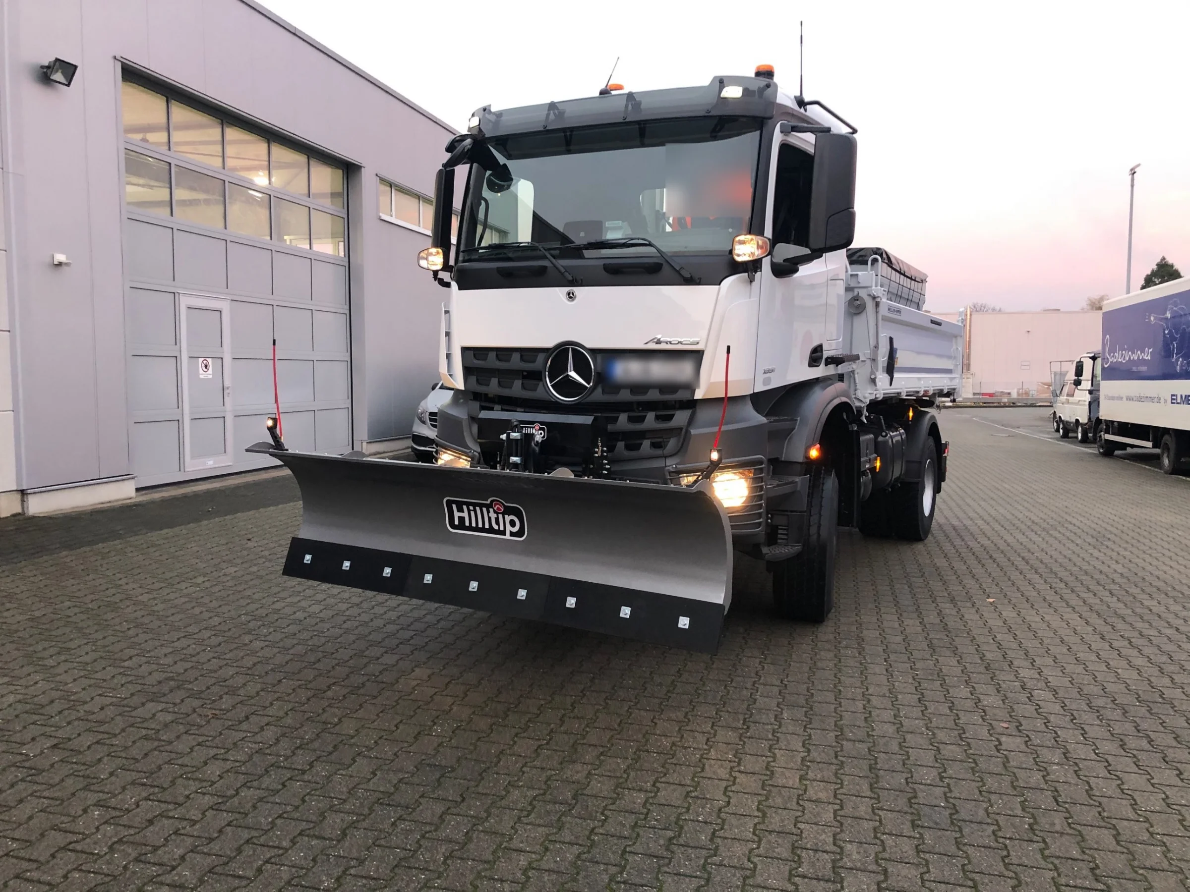 Mercedes-Benz Arocs mit Hilltip SnowStriker Lkw-Schneepflug, Hilltip IceStriker Lkw-Streuer, Hilltip Bedieneinheit mit Joystick