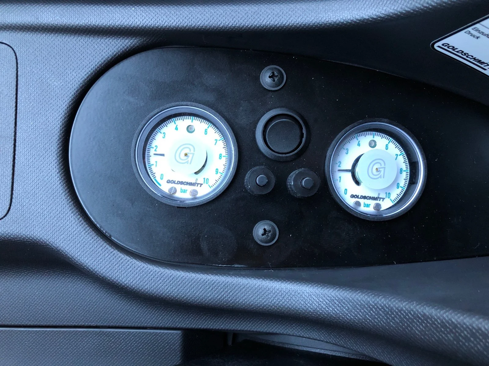 Isuzu D-Max mit Hilltip SnowStriker VP-2250 V-Schneepflug, Hilltip IceStriker 850 Streuer mit GPS, Quick Hitch Anbausystem, Lichtträger mit LED-Arbeitsscheinwerfern, Hilltip Bedieneinheit mit Joystick, Zusatzluftfederung Hinterachse, Verstärkte Federn Vorderachse, Bilstein Stoßdämpfer, Auflastung auf 3.500 kg, Schwerlastfelgen mit AT-Bereifung