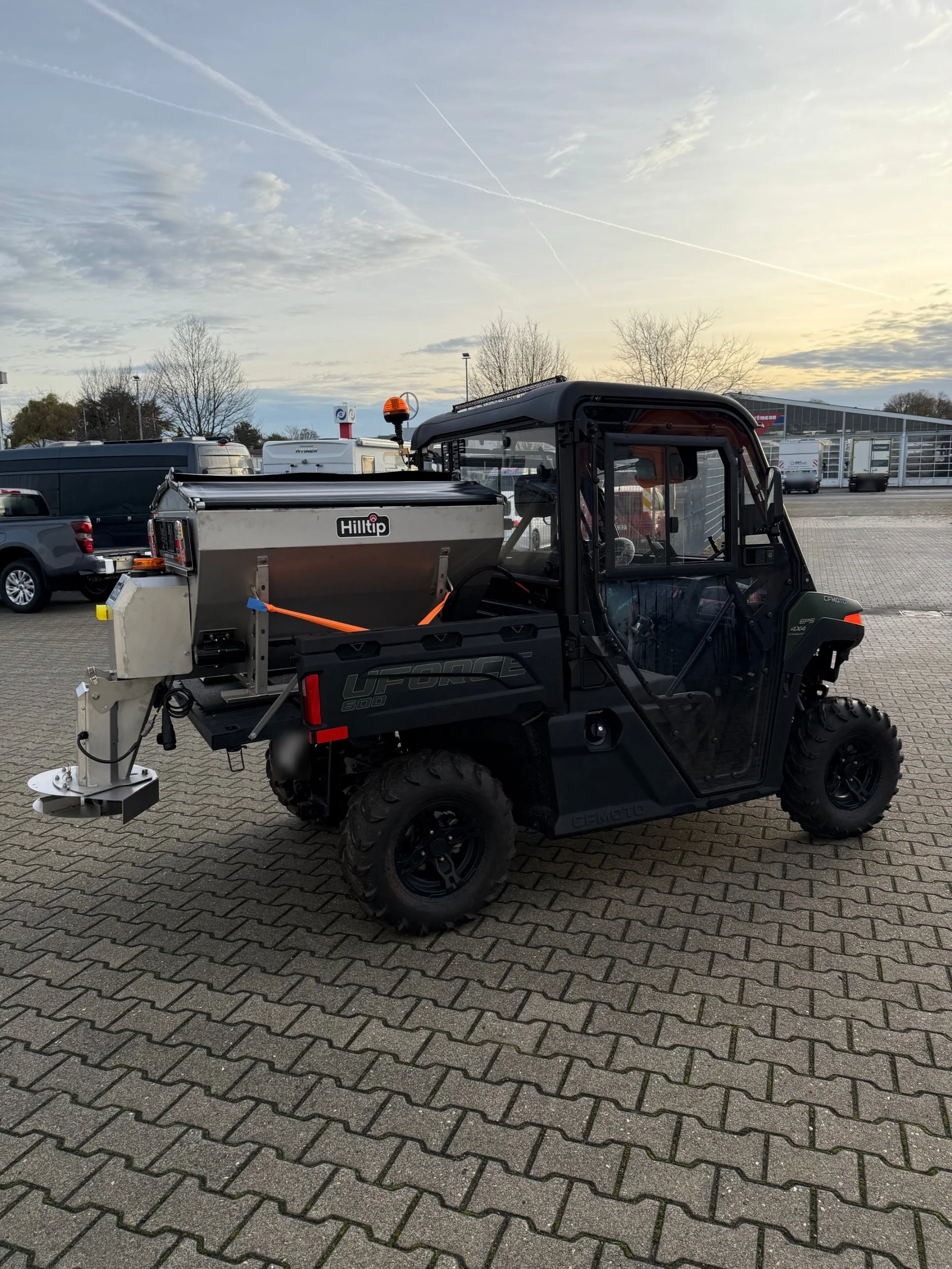 CFMOTO UForce 600 mit Hilltip IceStriker Streuer (Edelstahl), Rundumleuchte