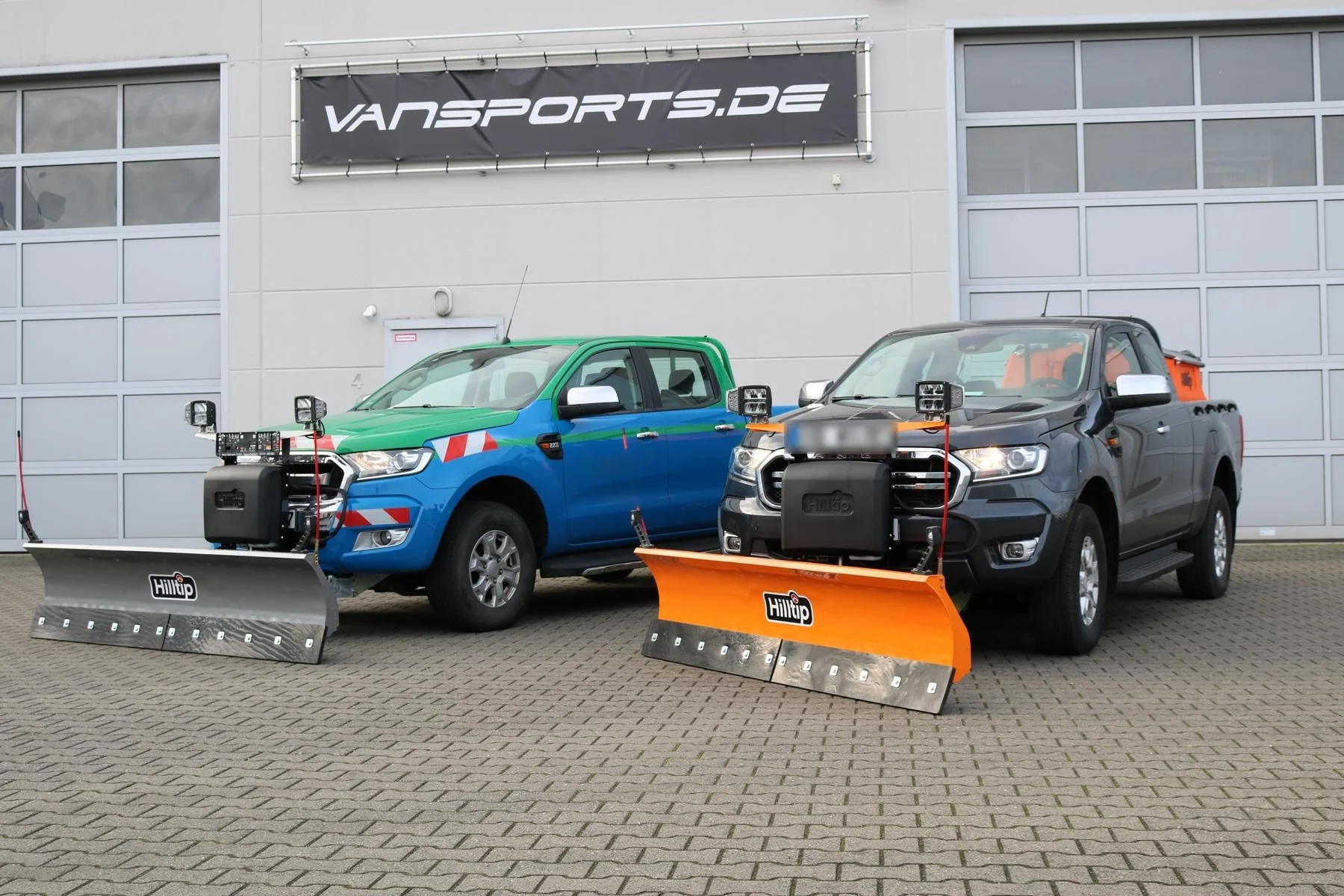 Ford Ranger mit Hilltip SnowStriker Schneepflug (Edelstahl), Hilltip SnowStriker Schneepflug (orange lackiert), Hilltip IceStriker Streuer, Quick Hitch Anbausystem, Lichtträger mit LED-Arbeitsscheinwerfern