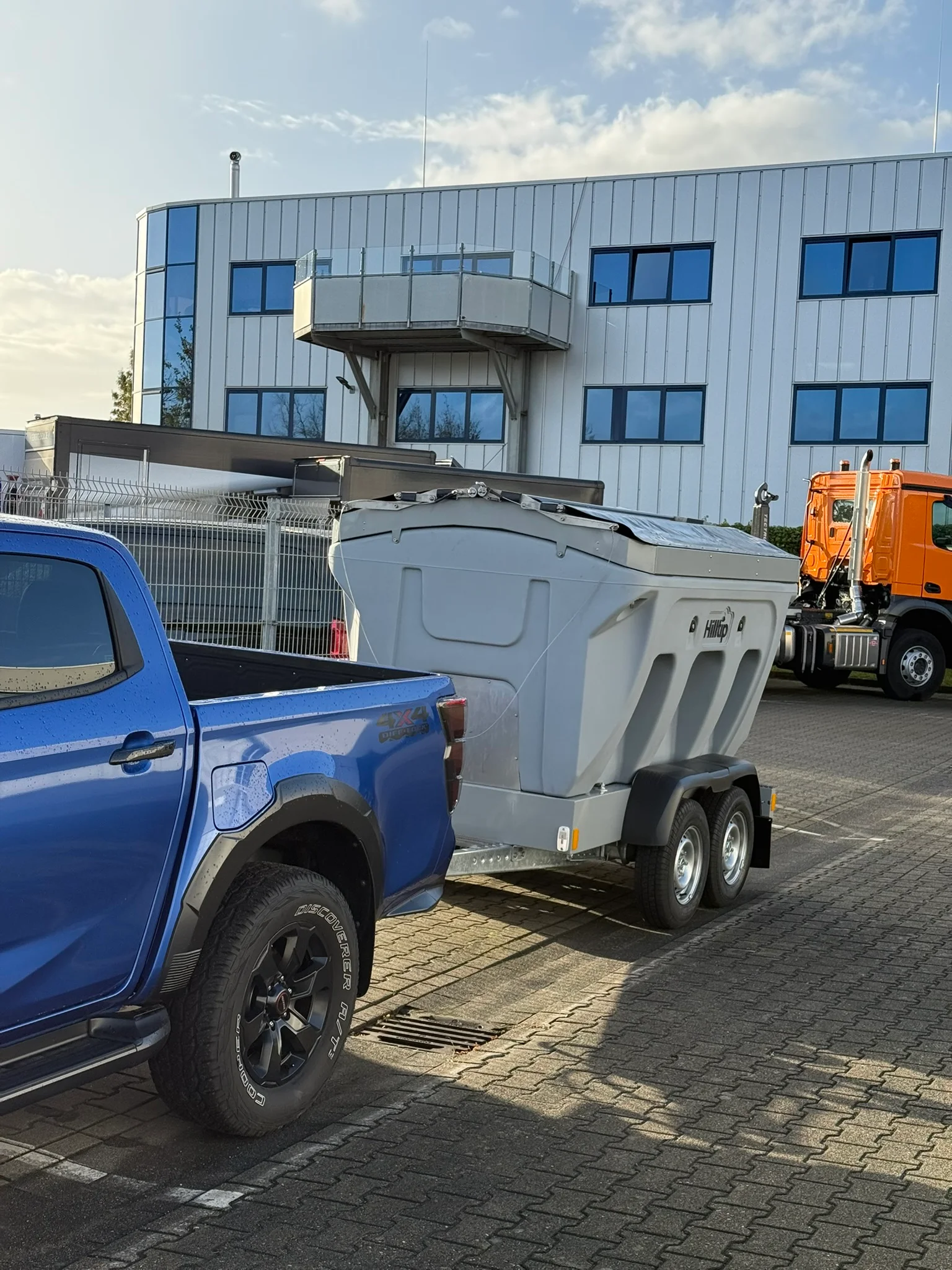 Isuzu D-Max mit Hilltip IceStriker Anhängestreuer, Tandemachs-Fahrgestell, Edelstahl-Streuwerk, Cooper Discoverer AT3 All-Terrain Bereifung