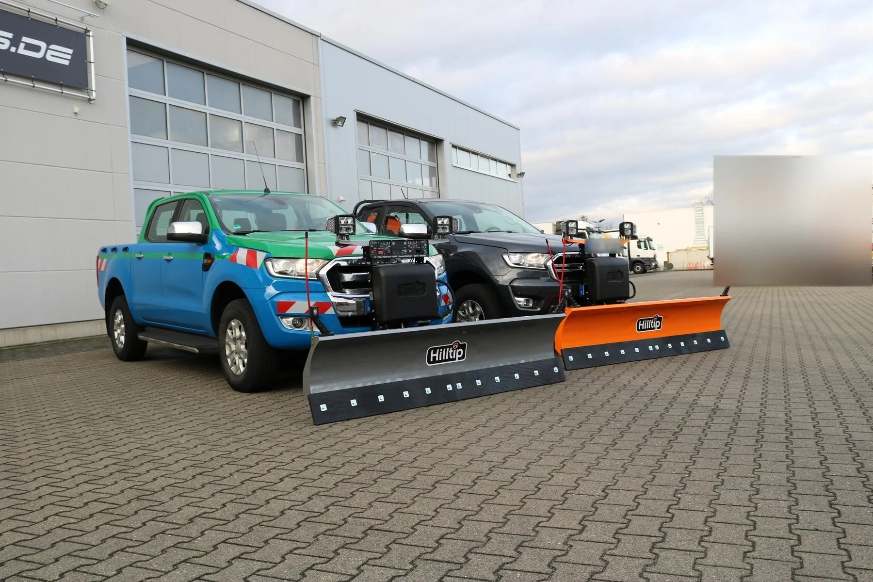 Ford Ranger mit Hilltip SnowStriker Schneepflug (Edelstahl), Hilltip SnowStriker Schneepflug (orange lackiert), Hilltip IceStriker Streuer, Quick Hitch Anbausystem, Lichtträger mit LED-Arbeitsscheinwerfern