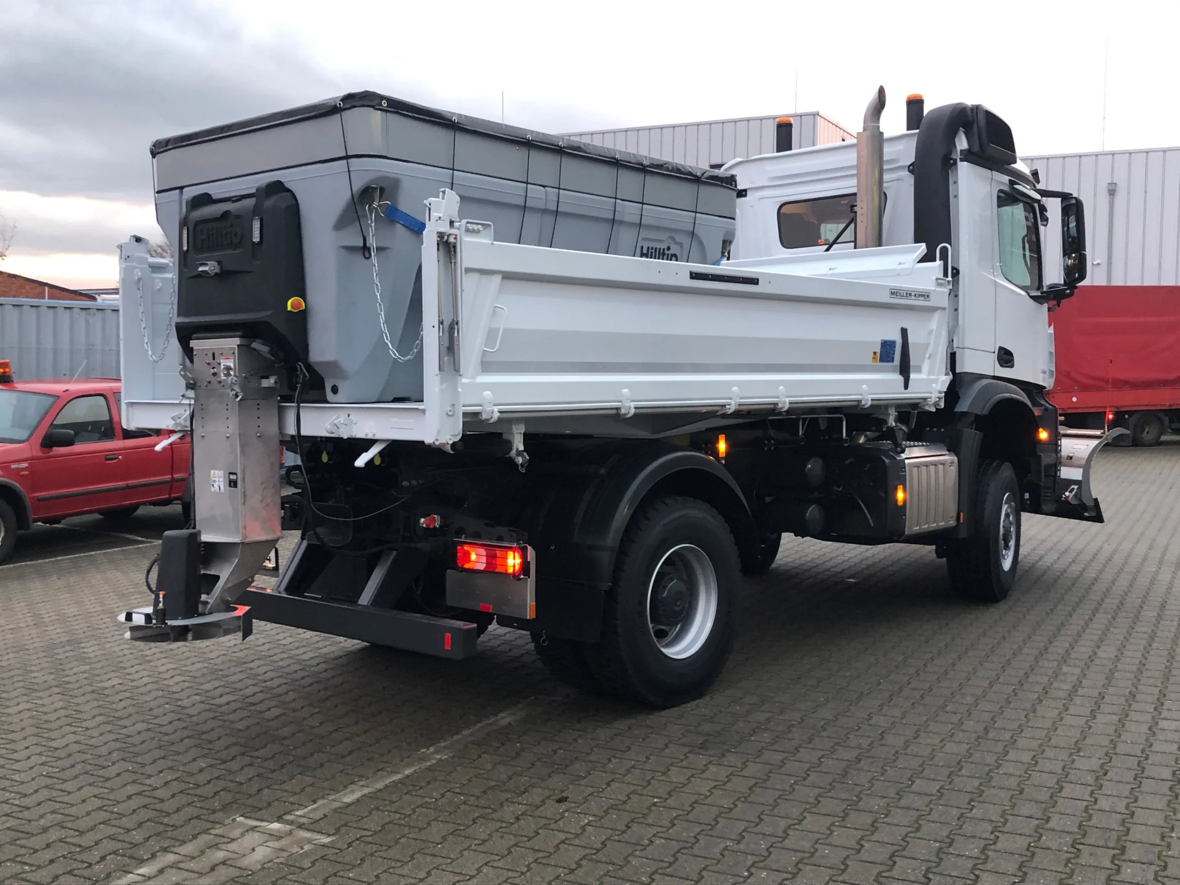 Mercedes-Benz Arocs mit Hilltip SnowStriker Lkw-Schneepflug, Hilltip IceStriker Lkw-Streuer, Hilltip Bedieneinheit mit Joystick