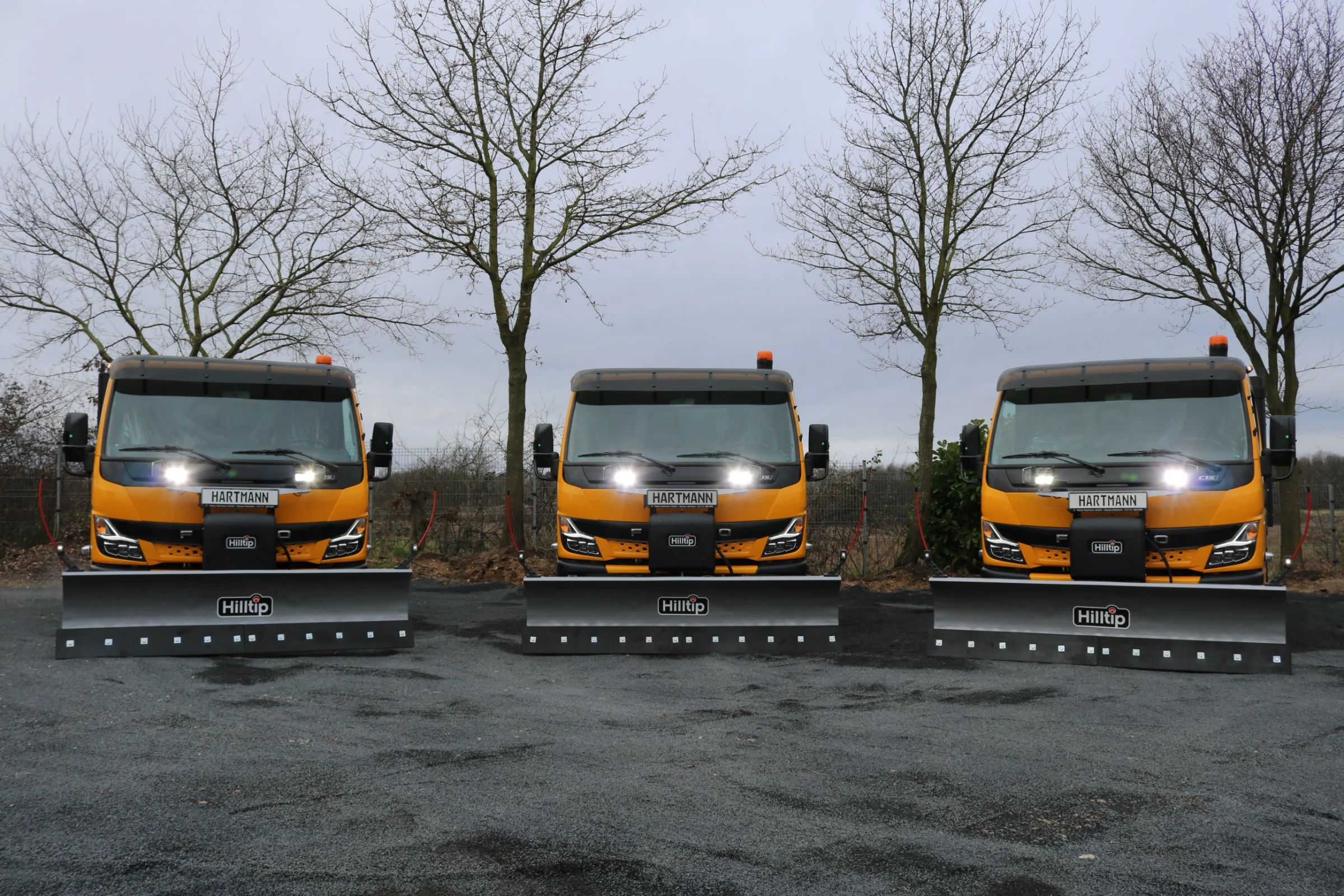 FUSO Canter mit Hilltip SnowStriker Schneepflug, Hilltip IceStriker Streuer, Lichtträger mit LED-Arbeitsscheinwerfern, Dreiseitenkipper mit Aluminium-Bordwänden, Werkzeugkasten hinter der Kabine, Rundumleuchte