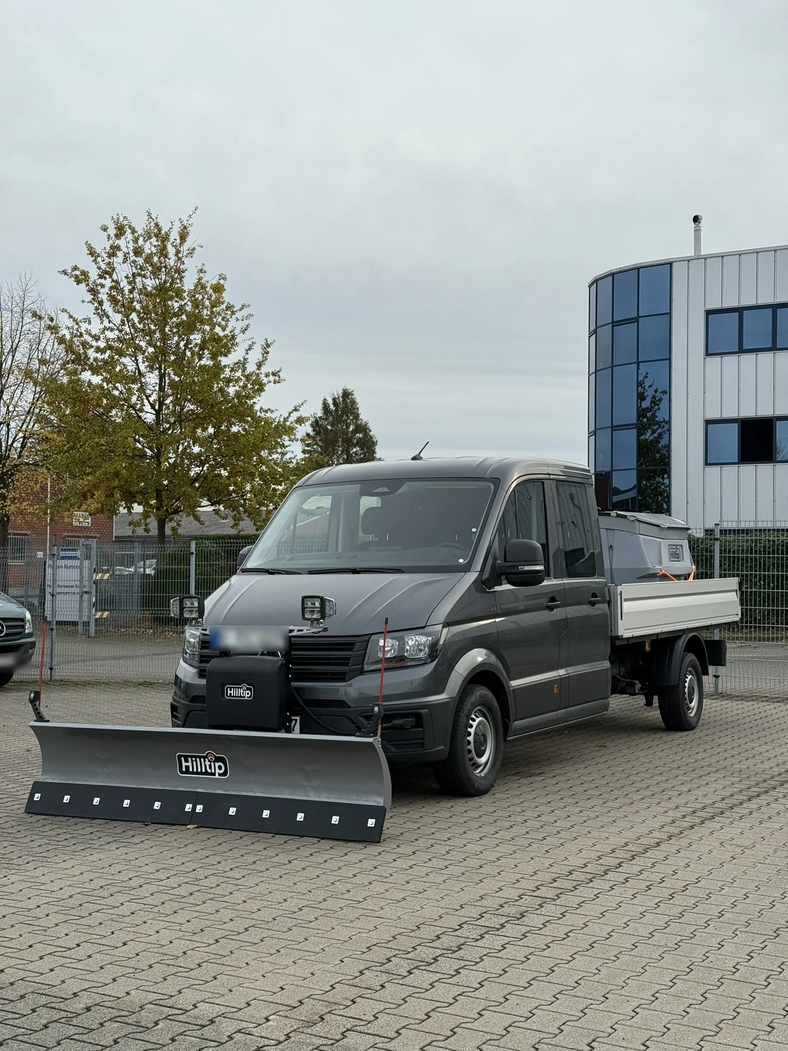 Volkswagen Crafter mit Hilltip SnowStriker Schneepflug, Hilltip IceStriker Streuer, Lichtträger mit LED-Arbeitsscheinwerfern, Anbauplatte für Transporter