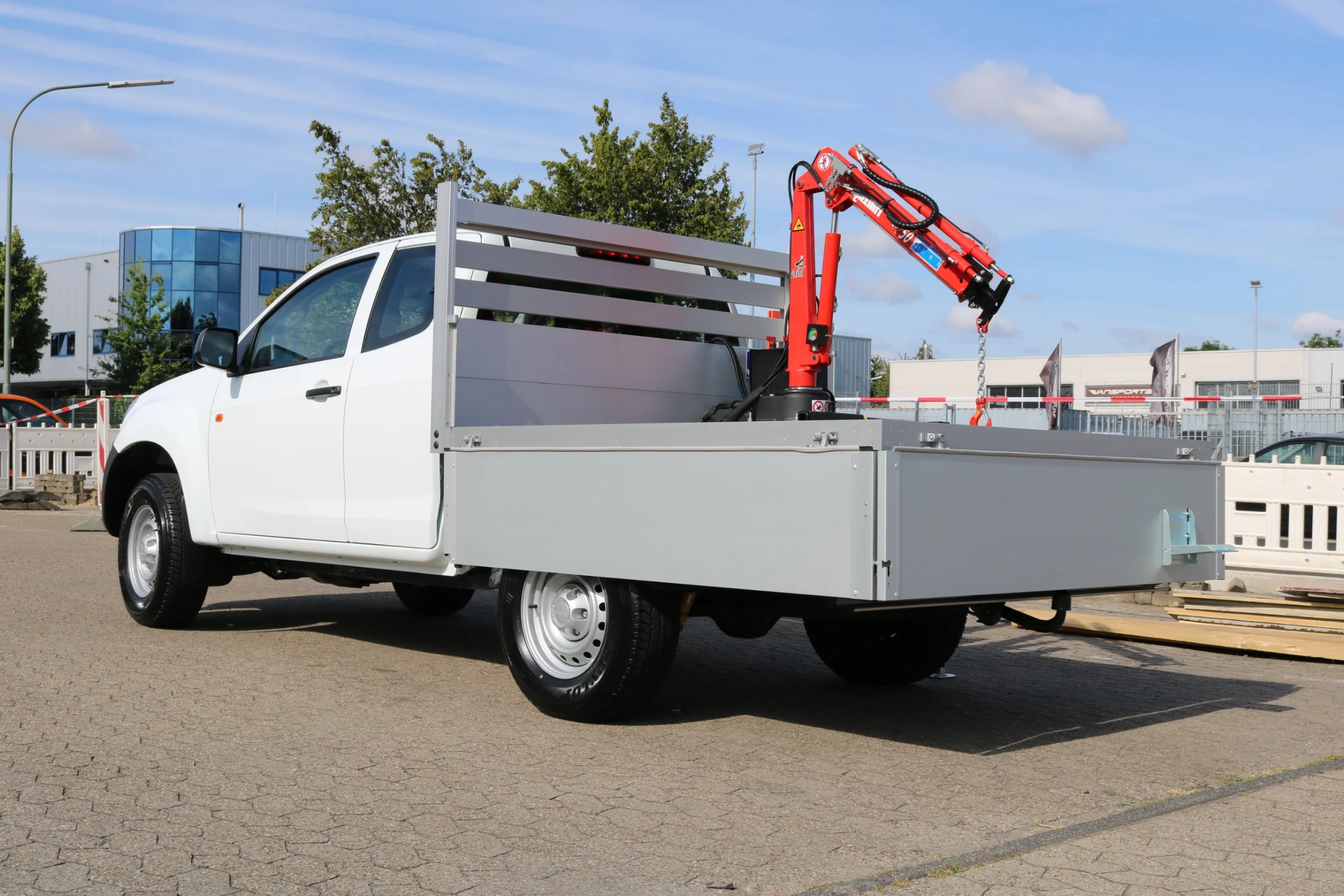 Isuzu D-Max mit Aluminium-Pritsche mit Kabinenschutzgitter, Maxilift ML50 Ladekran, Abstützung für Kranbetrieb