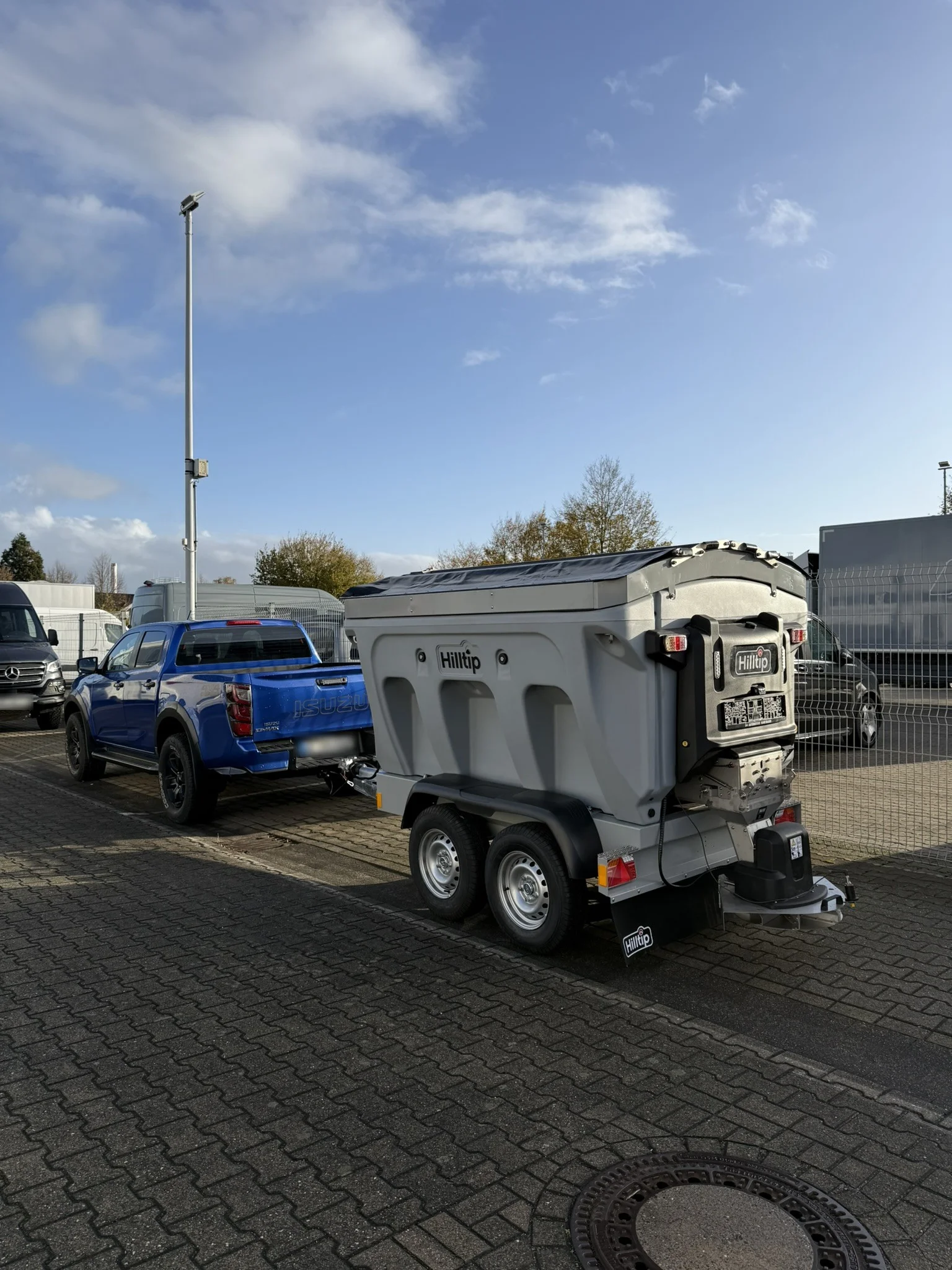 Isuzu D-Max mit Hilltip IceStriker Anhängestreuer, Tandemachs-Fahrgestell, Edelstahl-Streuwerk, Cooper Discoverer AT3 All-Terrain Bereifung