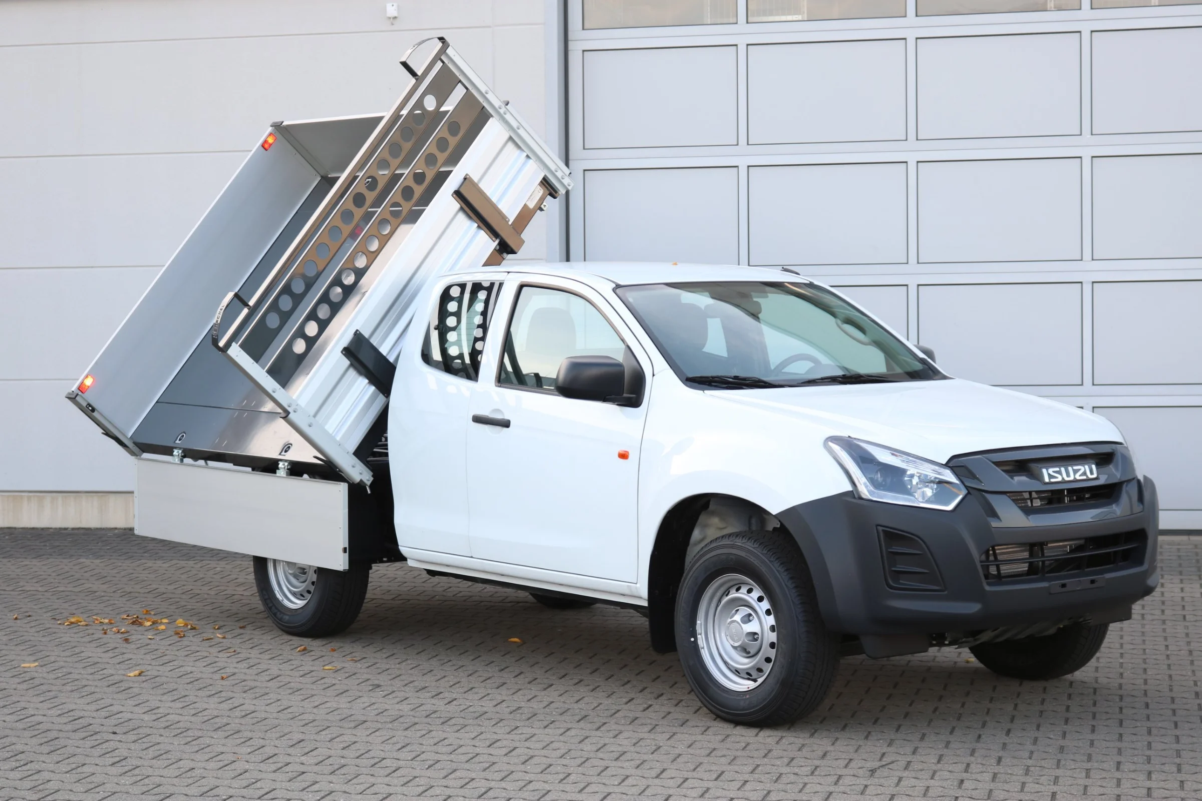 Isuzu D-Max mit Henschel Dreiseitenkipper, Kabinenschutzgitter mit Leiterauflage, Heckleuchtenträger