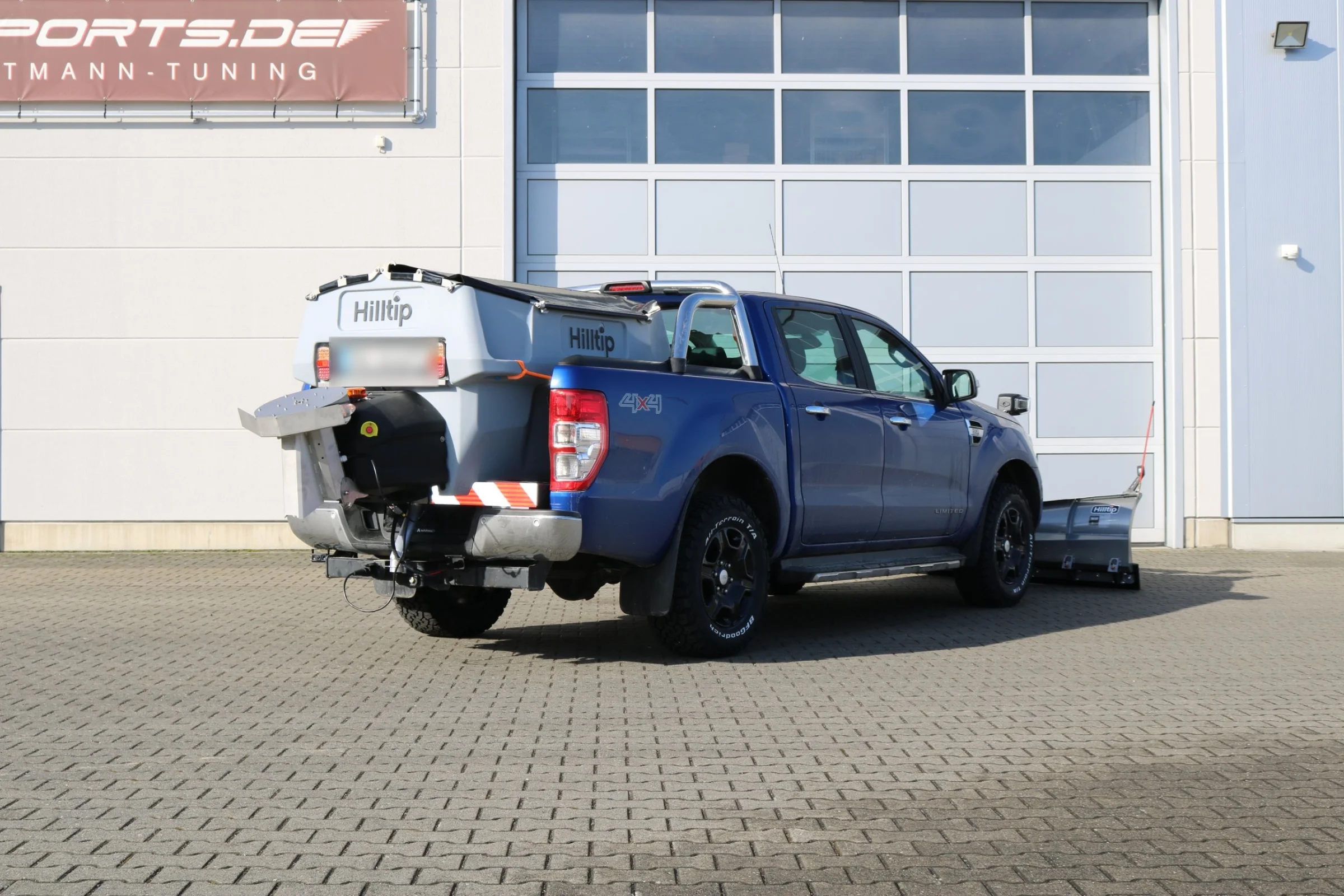 Ford Ranger mit Hilltip SnowStriker V-Schneepflug, Hilltip IceStriker Streuer, Quick Hitch Anbausystem, Lichtträger mit LED-Arbeitsscheinwerfern, Hilltip Bedieneinheit mit Joystick