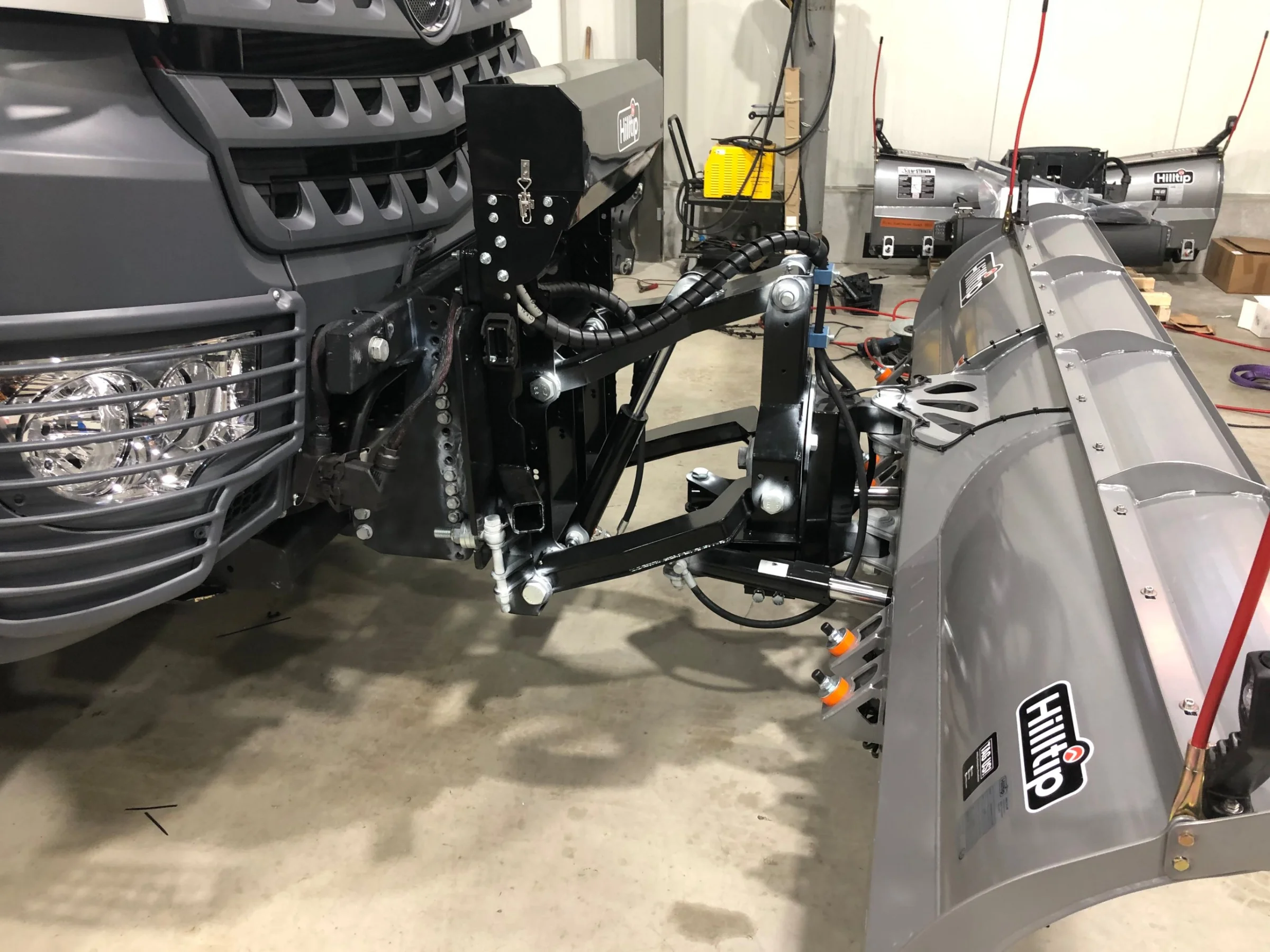 Mercedes-Benz Arocs mit Hilltip SnowStriker Lkw-Schneepflug, Hilltip IceStriker Lkw-Streuer, Hilltip Bedieneinheit mit Joystick