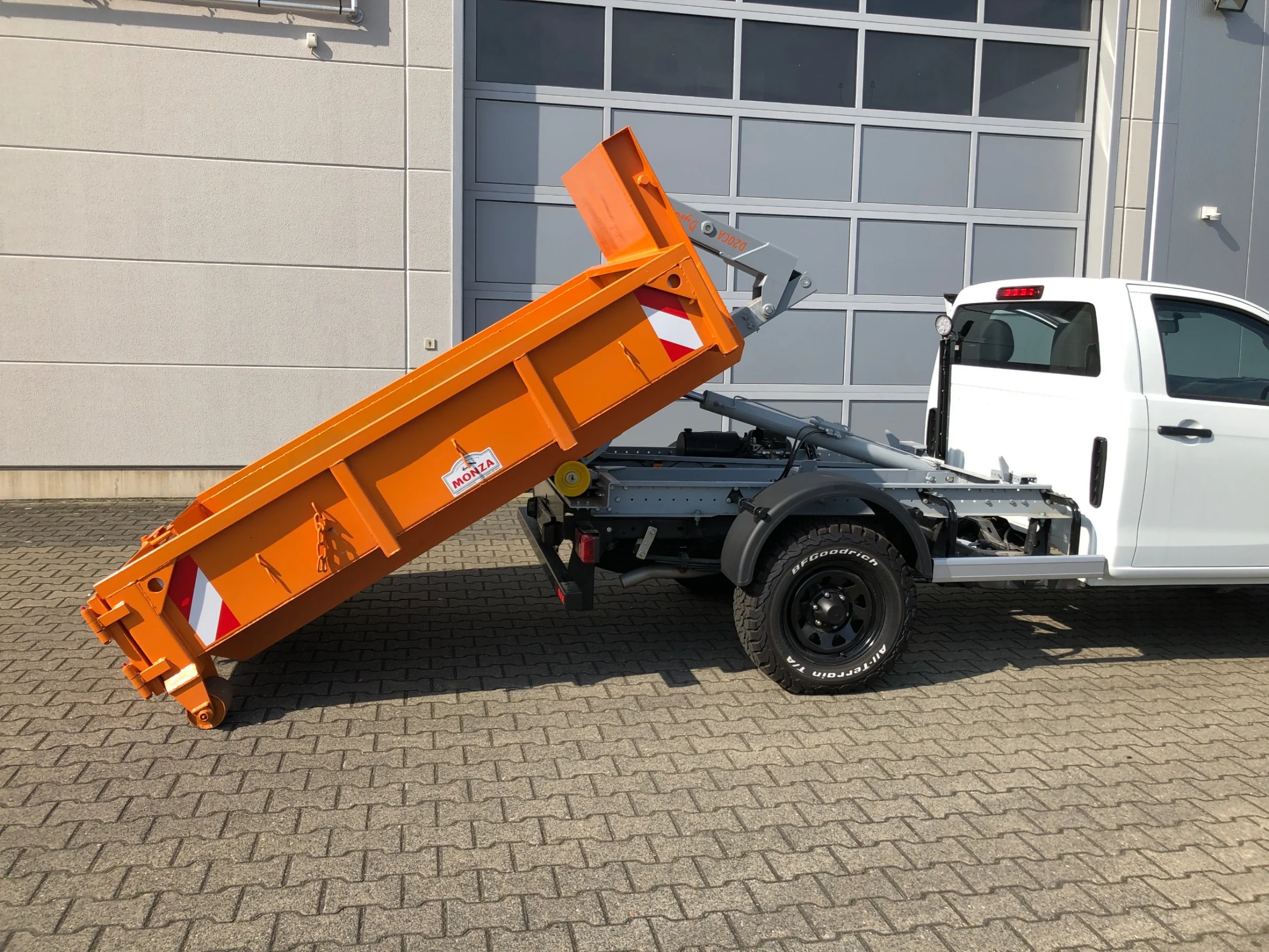 Isuzu D-Max mit Abrollkipper-Aufbau (Hakenlift), Abrollcontainer, BFGoodrich All-Terrain Bereifung, LED-Arbeitsscheinwerfer