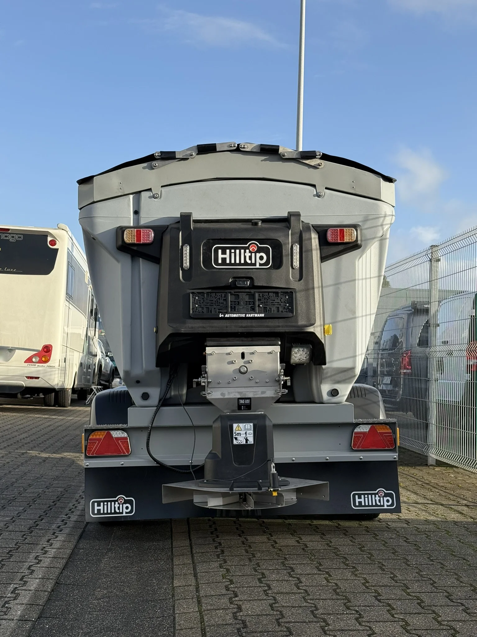 Isuzu D-Max mit Hilltip IceStriker Anhängestreuer, Tandemachs-Fahrgestell, Edelstahl-Streuwerk, Cooper Discoverer AT3 All-Terrain Bereifung