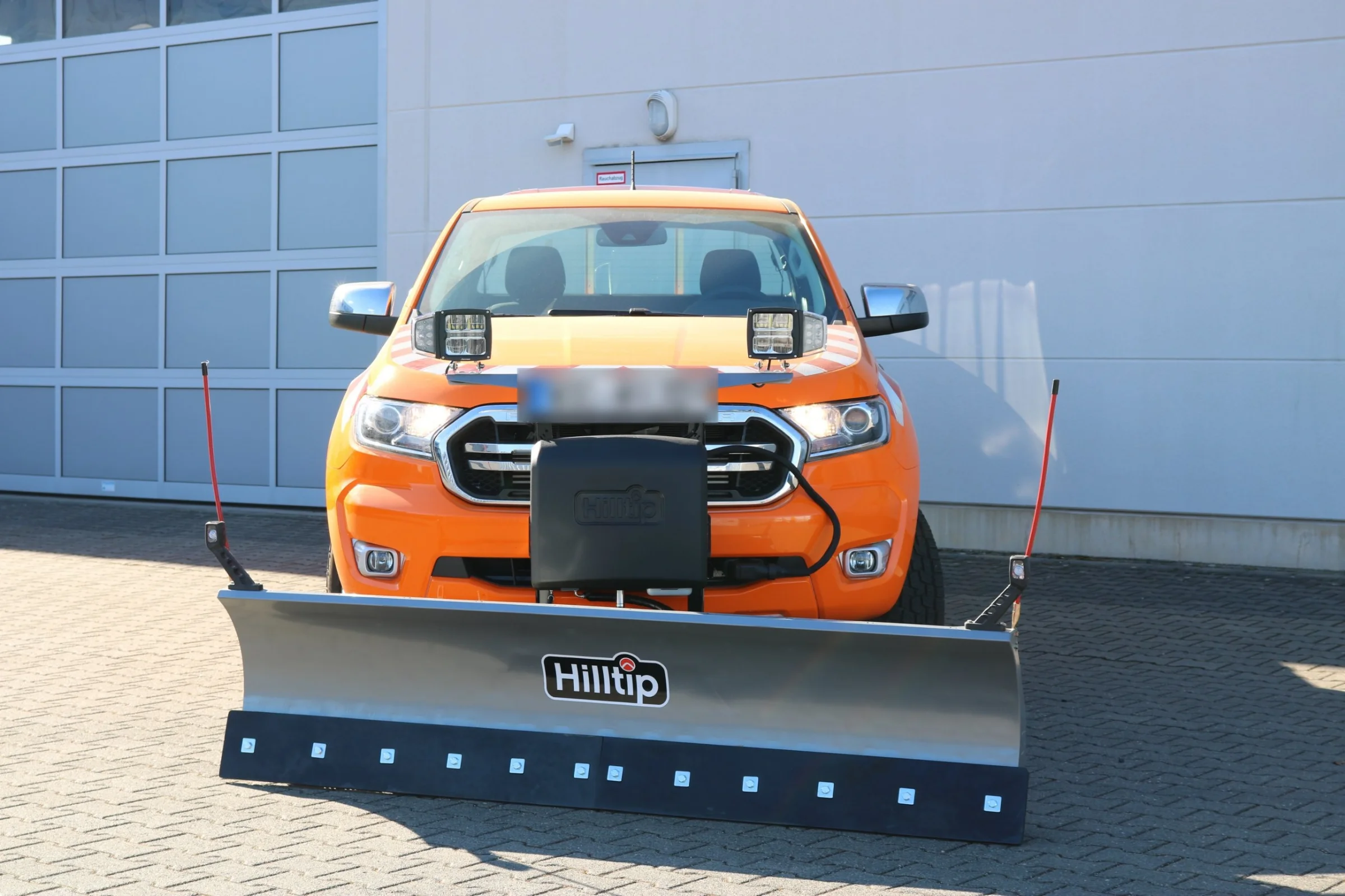 Ford Ranger mit Hilltip SnowStriker SP 2250 Schneepflug, Vorderachsentlastungsgewicht, Quick Hitch Anbausystem, Lichtträger mit LED-Arbeitsscheinwerfern, Hilltip Joystick-Steuerung