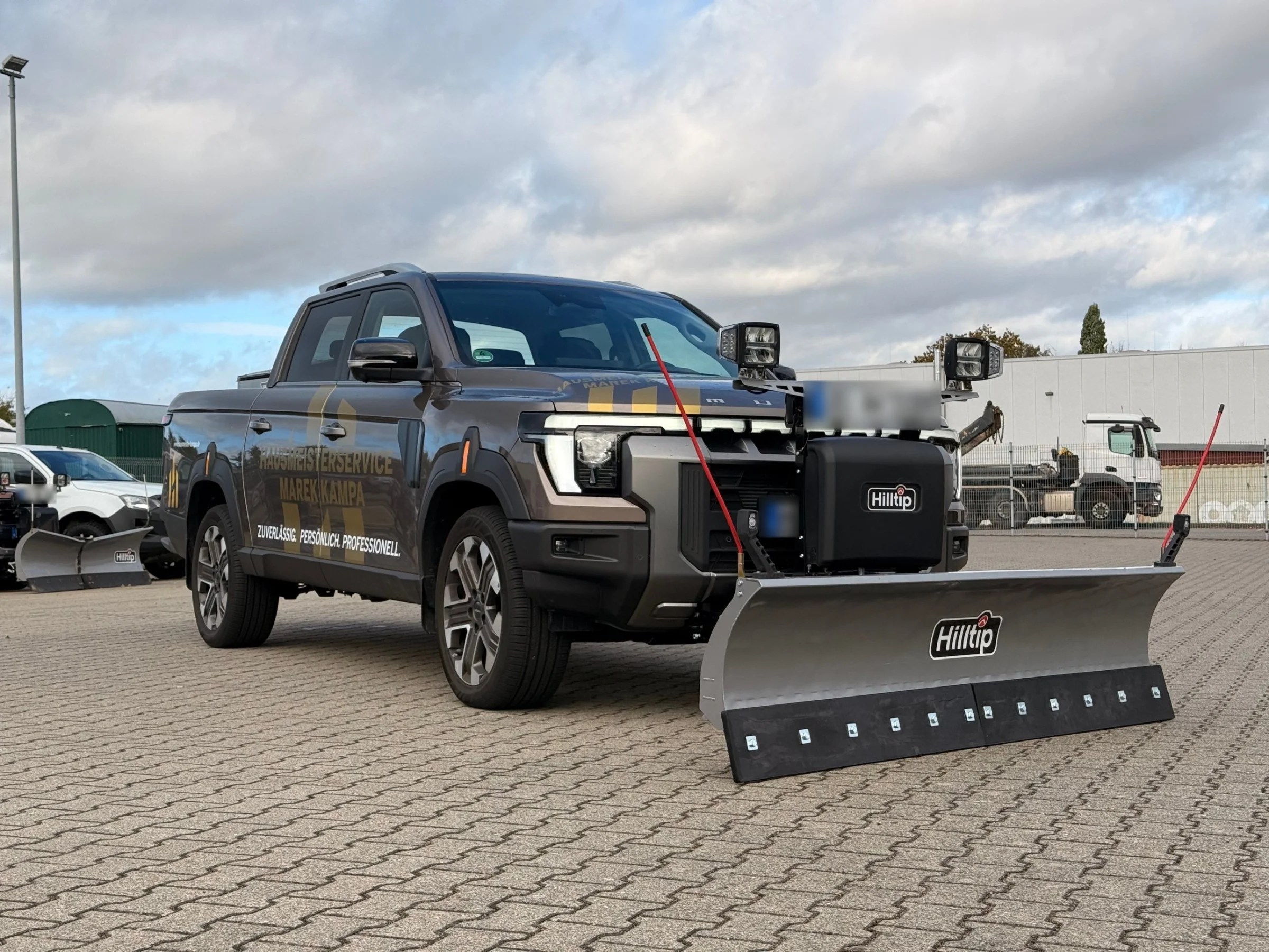 KGM Musso mit Hilltip SnowStriker Schneepflug, Hilltip IceStriker Streuer (Edelstahl), Quick Hitch Anbausystem, Lichtträger mit LED-Arbeitsscheinwerfern