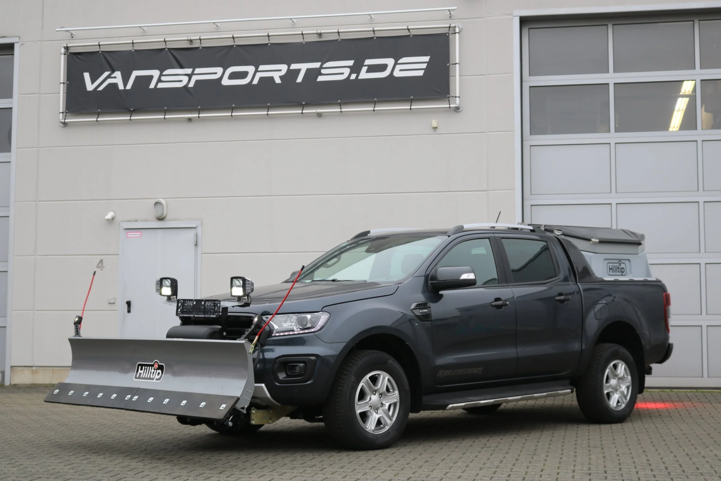 Ford Ranger mit Hilltip SnowStriker Schneepflug, Hilltip IceStriker Streuer, Quick Hitch Anbausystem, Lichtträger mit LED-Arbeitsscheinwerfern