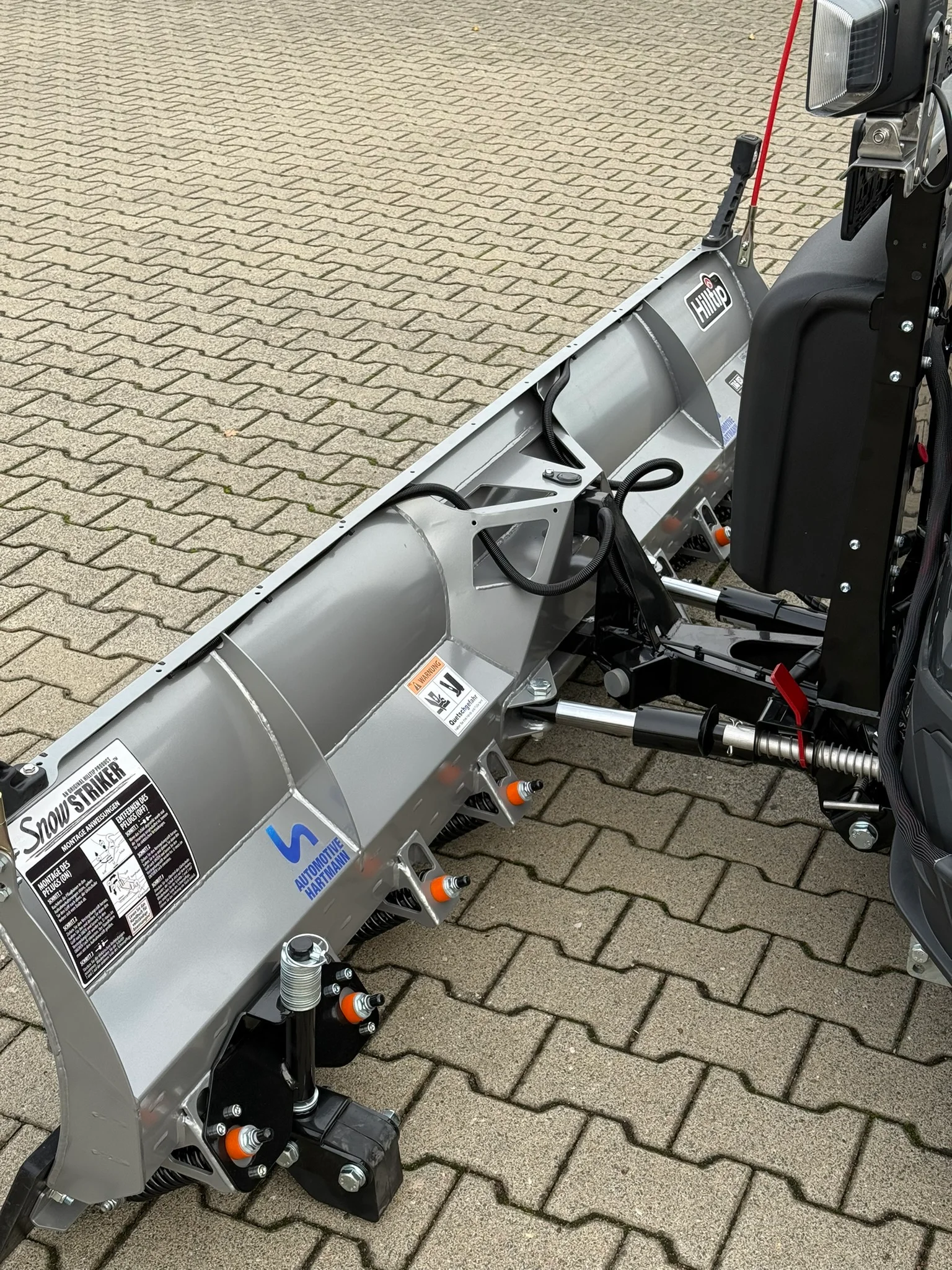 Volkswagen Crafter mit Hilltip SnowStriker Schneepflug, Hilltip IceStriker Streuer, Lichtträger mit LED-Arbeitsscheinwerfern, Anbauplatte für Transporter