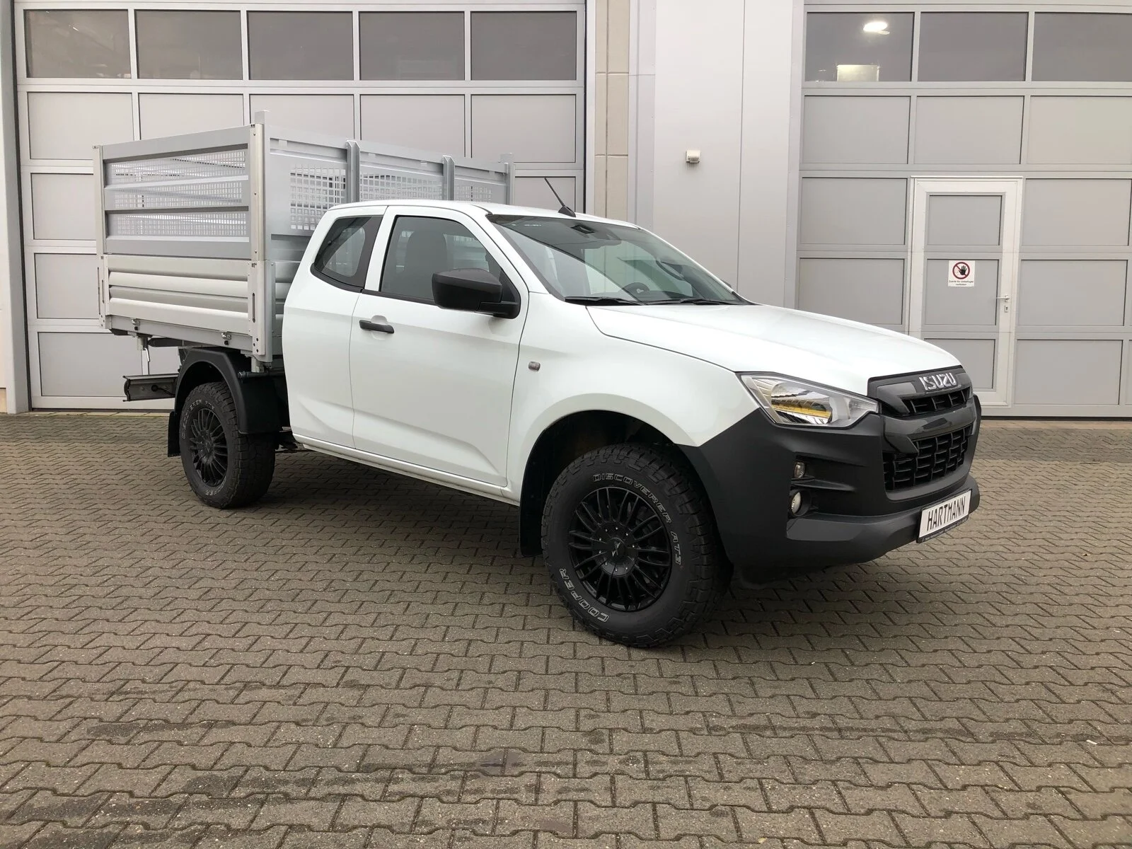 Isuzu D-Max mit Aluminium-Dreiseitenkipper, Abnehmbare Laubgitter, Zusatzluftfederung Hinterachse, Auflastung auf 3.500 kg, Verstärkte Alufelgen, Cooper Discoverer AT3 All-Terrain Bereifung