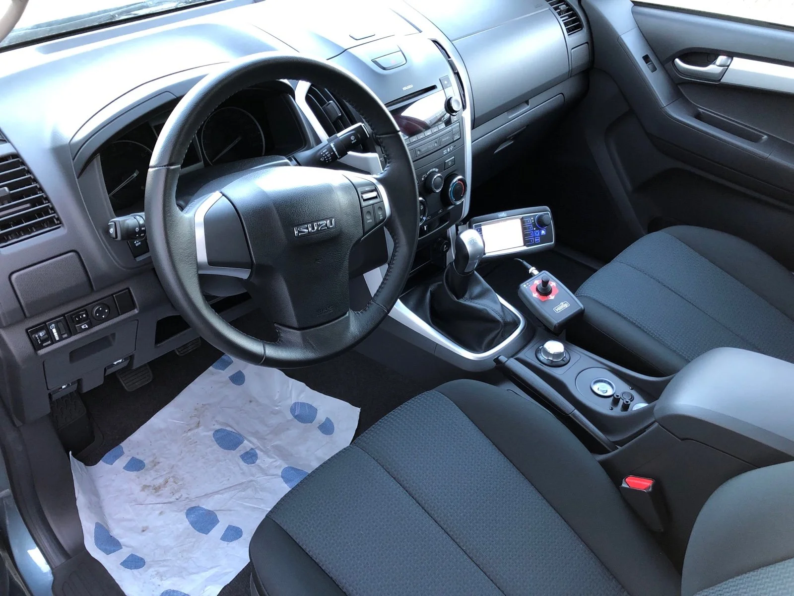 Isuzu D-Max mit Aluminium-Dreiseitenkipper mit Kabinenschutzgitter, Zusatzluftfederung, Bilstein Stoßdämpfer, Hilltip SnowStriker Schneepflug, Hilltip IceStriker Streuer, Quick Hitch Anbausystem, Lichtträger mit LED-Arbeitsscheinwerfern, Hilltip Bedieneinheit mit Joystick