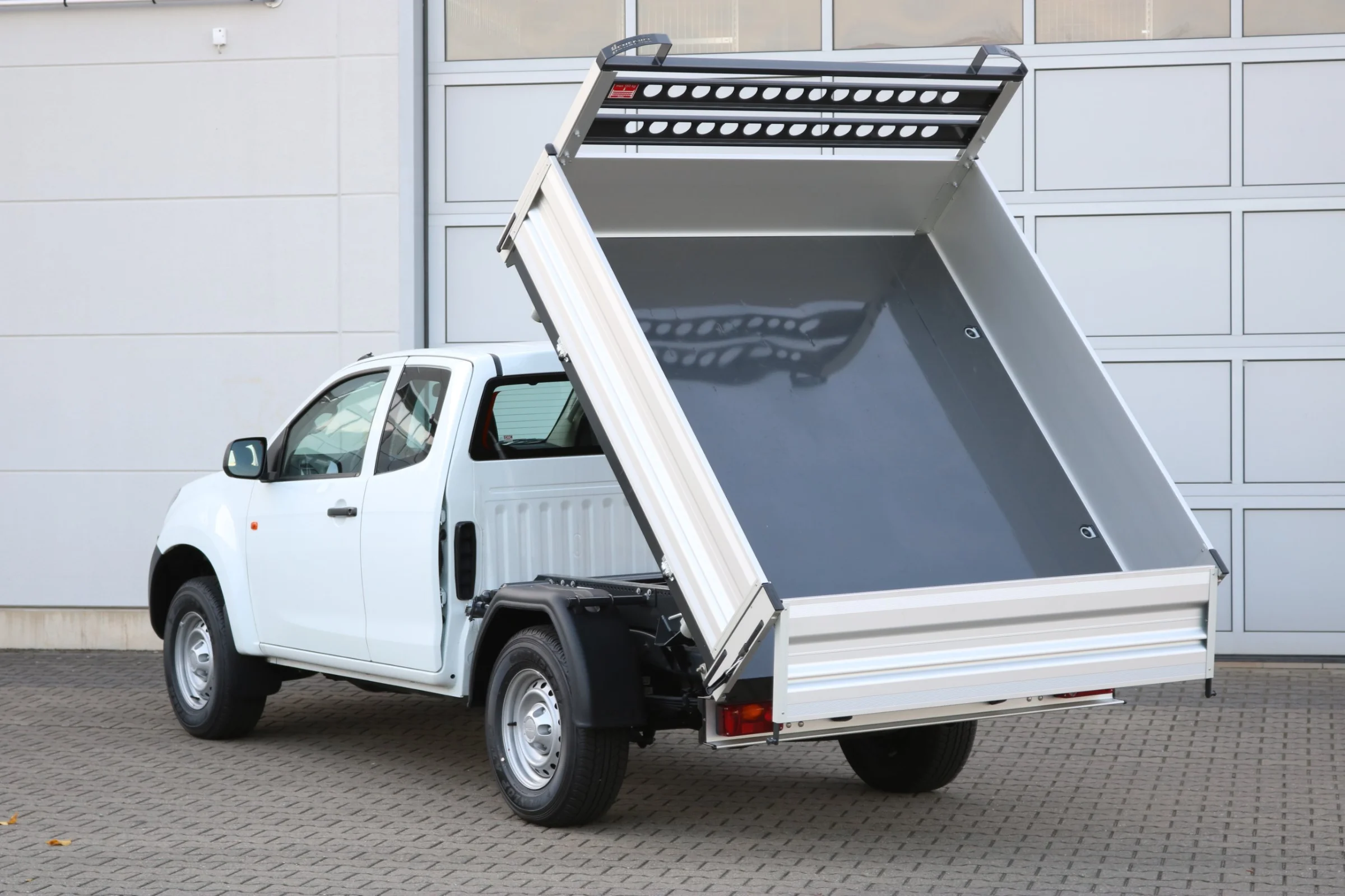 Isuzu D-Max mit Henschel Dreiseitenkipper, Kabinenschutzgitter mit Leiterauflage, Heckleuchtenträger