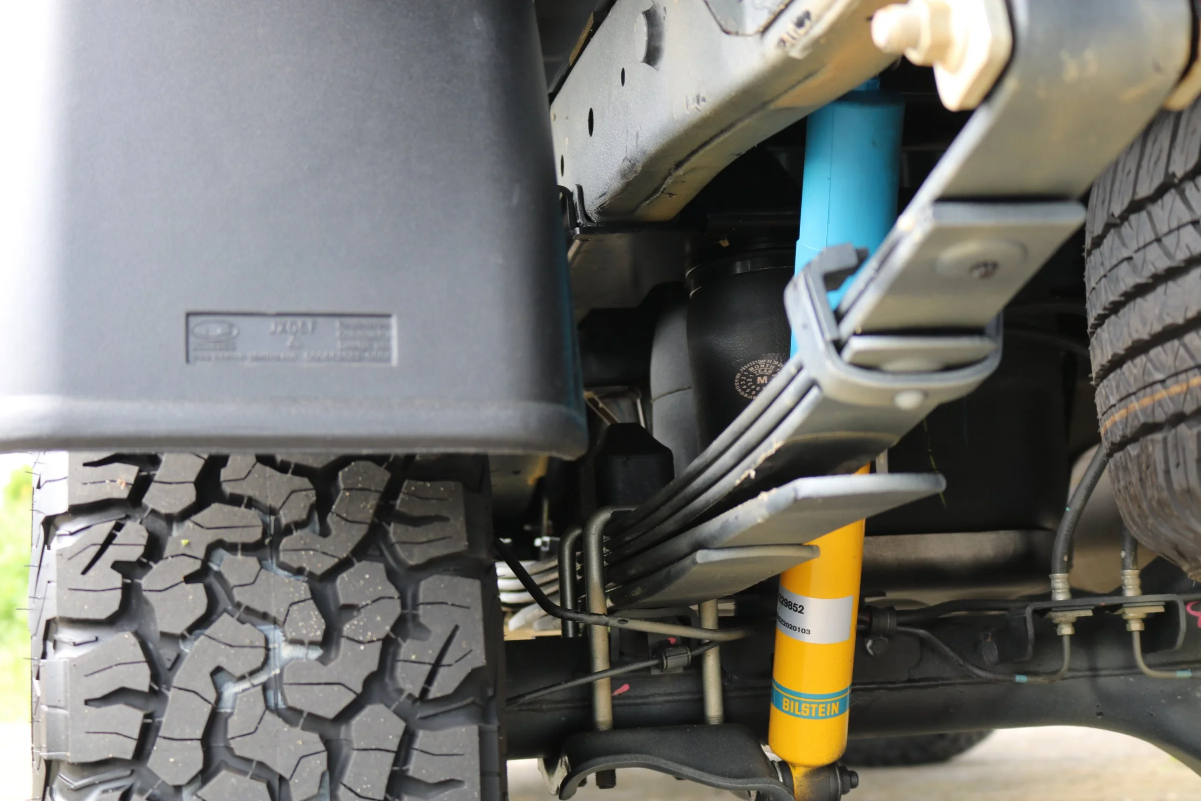 Isuzu D-Max mit Henschel Dreiseitenkipper, Gitteraufsatz für Grünschnitt, Kabinenschutzgitter, Goldschmitt Zusatzluftfederung, Bilstein Stoßdämpfer, DOTZ Stahlfelgen, BFGoodrich All-Terrain T/A KO2 Bereifung, Hilltip SnowStriker Schneepflug, Hilltip IceStriker Streuer, Quick Hitch Anbausystem, Lichtträger mit LED-Arbeitsscheinwerfern