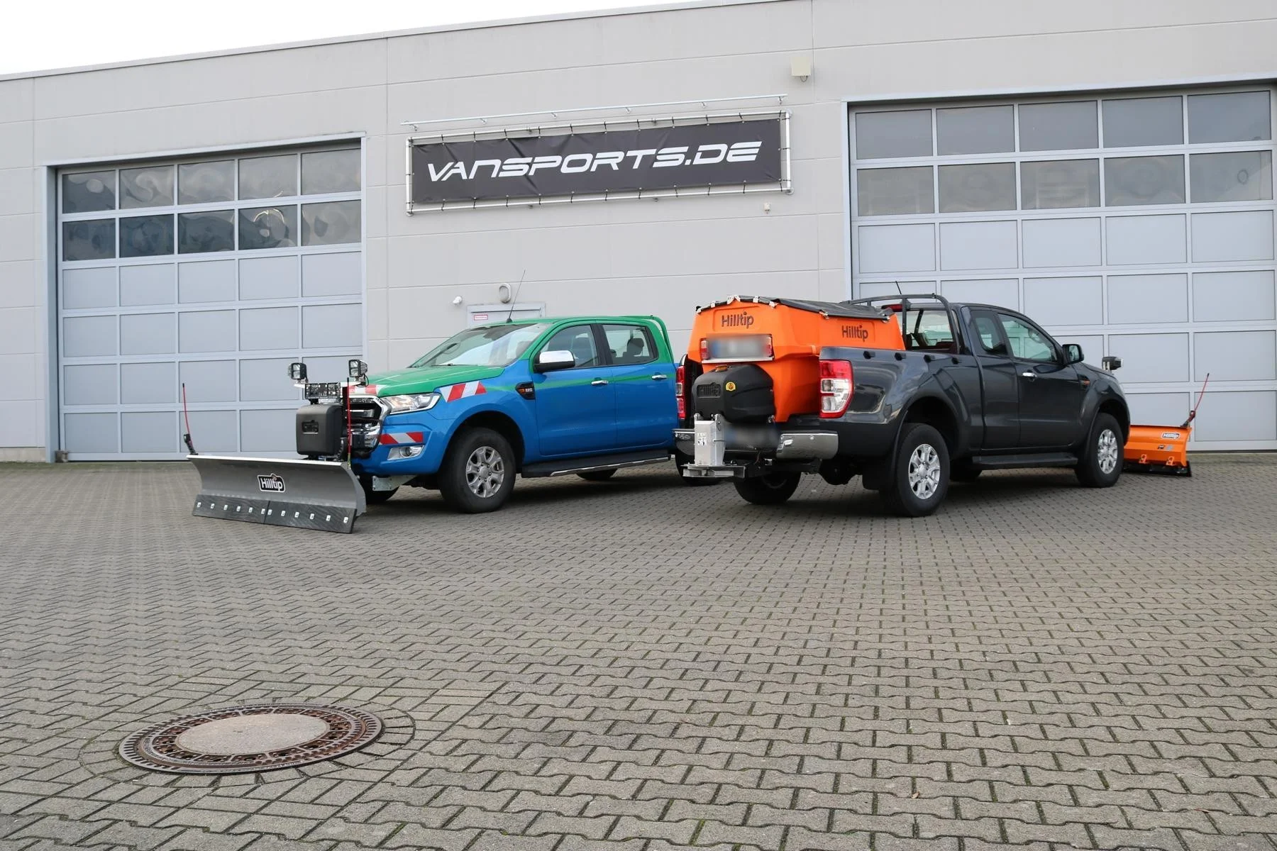 Ford Ranger mit Hilltip SnowStriker Schneepflug (Edelstahl), Hilltip SnowStriker Schneepflug (orange lackiert), Hilltip IceStriker Streuer, Quick Hitch Anbausystem, Lichtträger mit LED-Arbeitsscheinwerfern