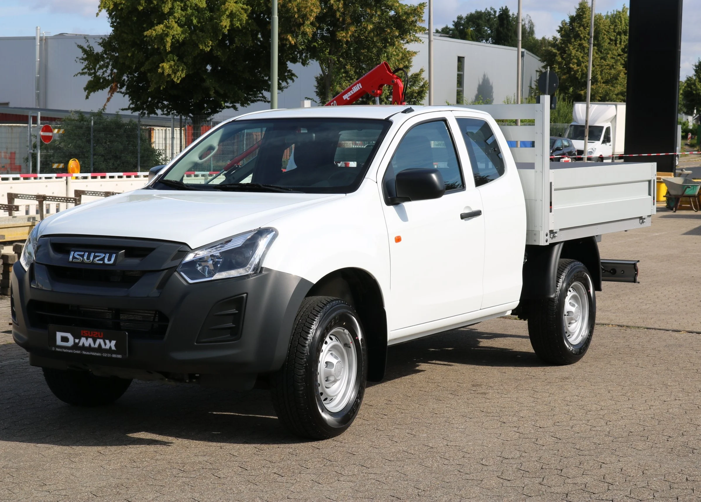 Isuzu D-Max mit Aluminium-Pritsche mit Kabinenschutzgitter, Maxilift ML50 Ladekran, Abstützung für Kranbetrieb
