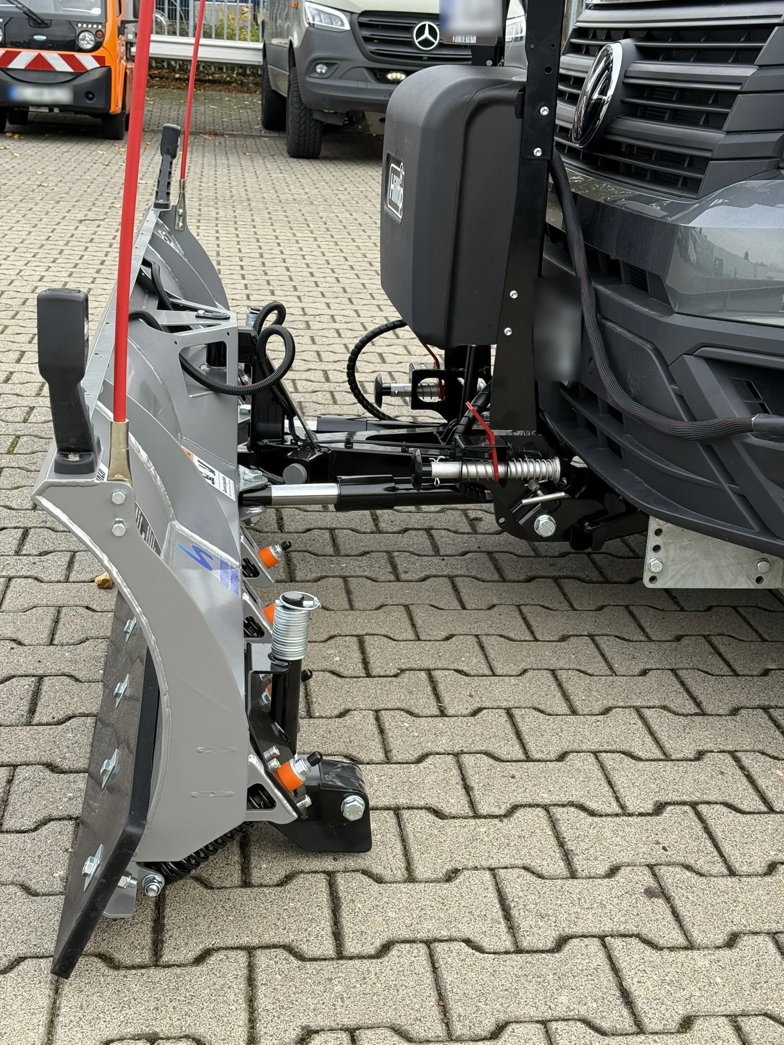 Volkswagen Crafter mit Hilltip SnowStriker Schneepflug, Hilltip IceStriker Streuer, Lichtträger mit LED-Arbeitsscheinwerfern, Anbauplatte für Transporter
