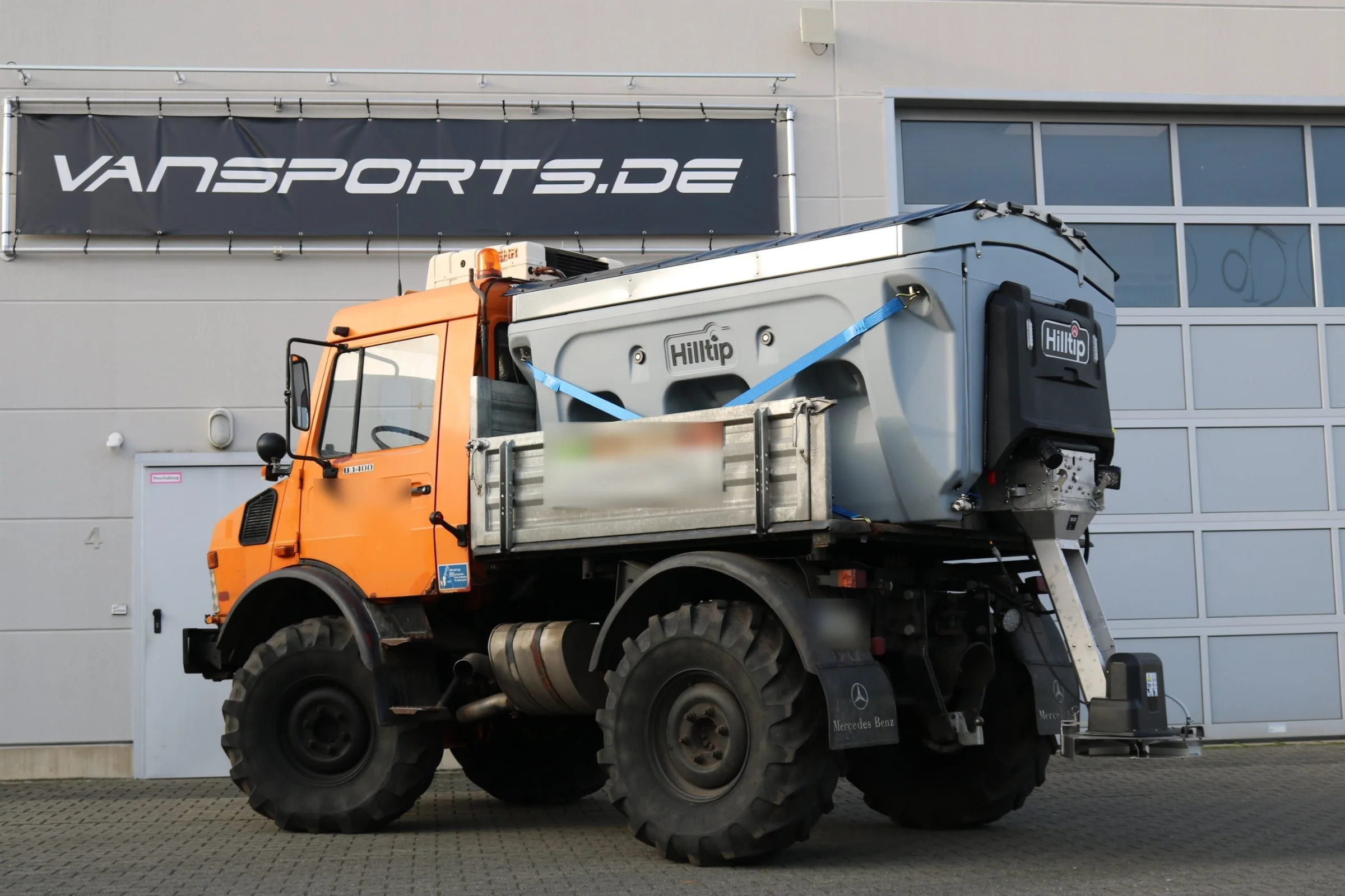 Mercedes-Benz Unimog mit Hilltip IceStriker Streuer, Ladungssicherung mit Zurrgurten