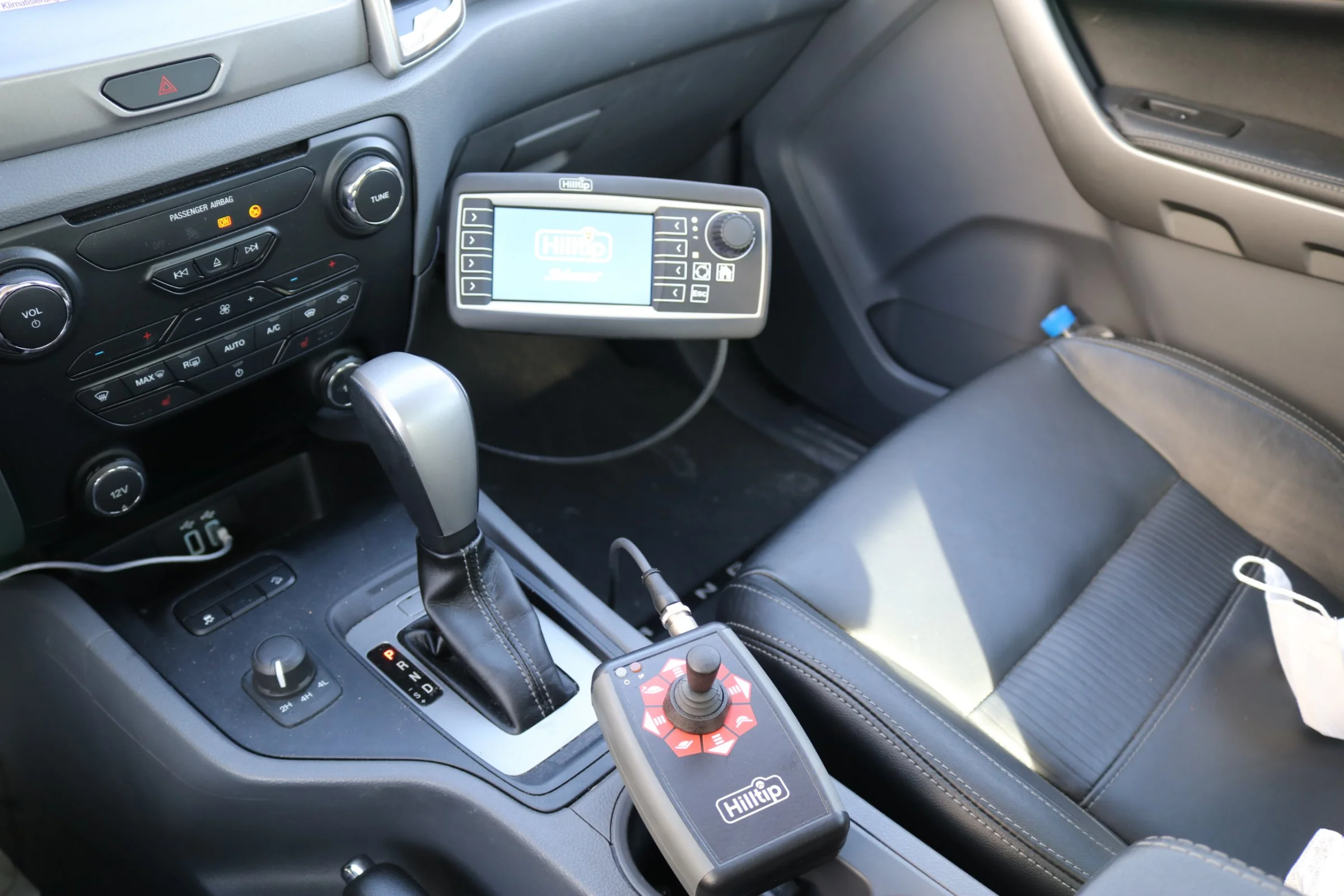 Ford Ranger mit Hilltip SnowStriker V-Schneepflug, Hilltip IceStriker Streuer, Quick Hitch Anbausystem, Lichtträger mit LED-Arbeitsscheinwerfern, Hilltip Bedieneinheit mit Joystick